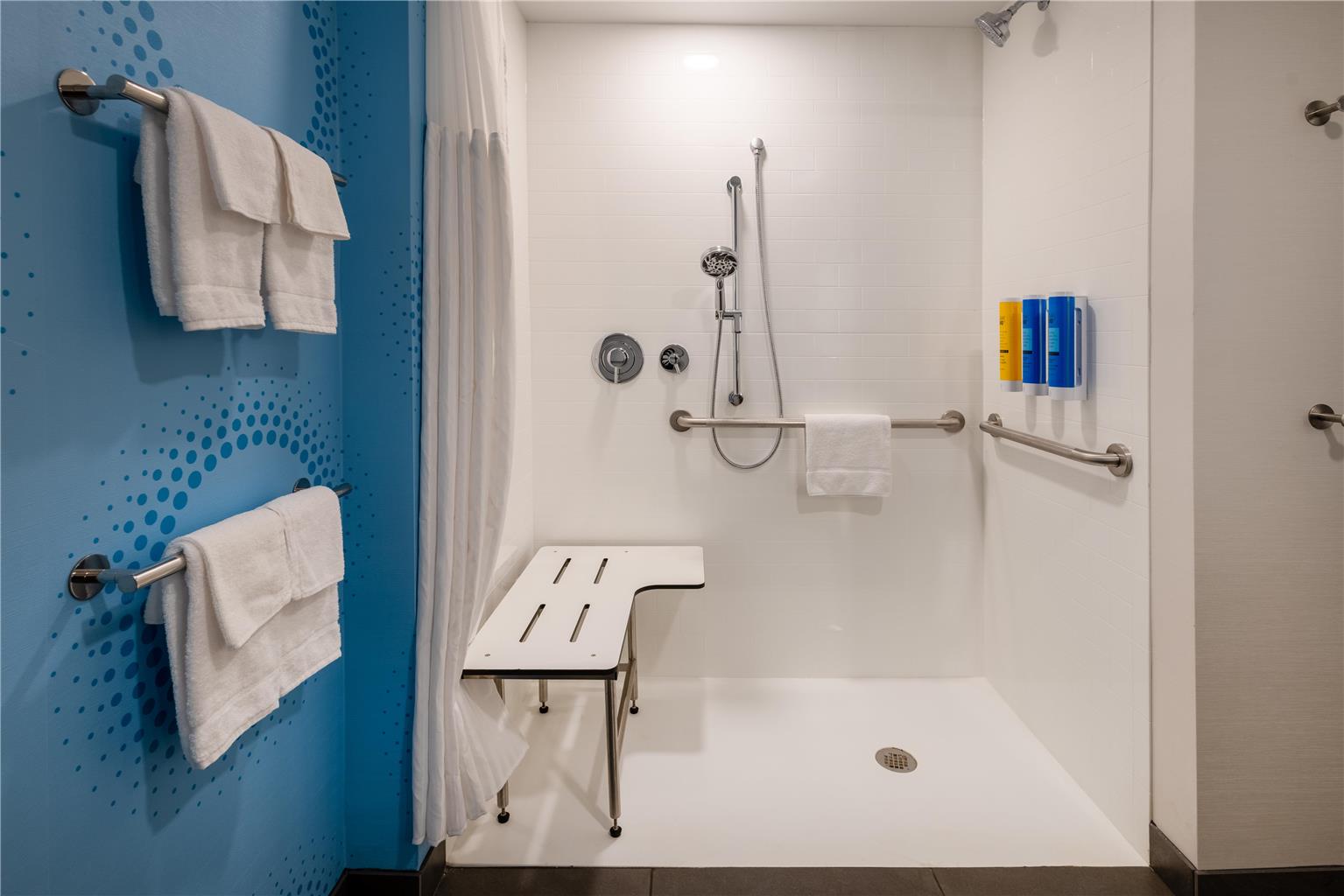 Tru by Hilton Commerce Image