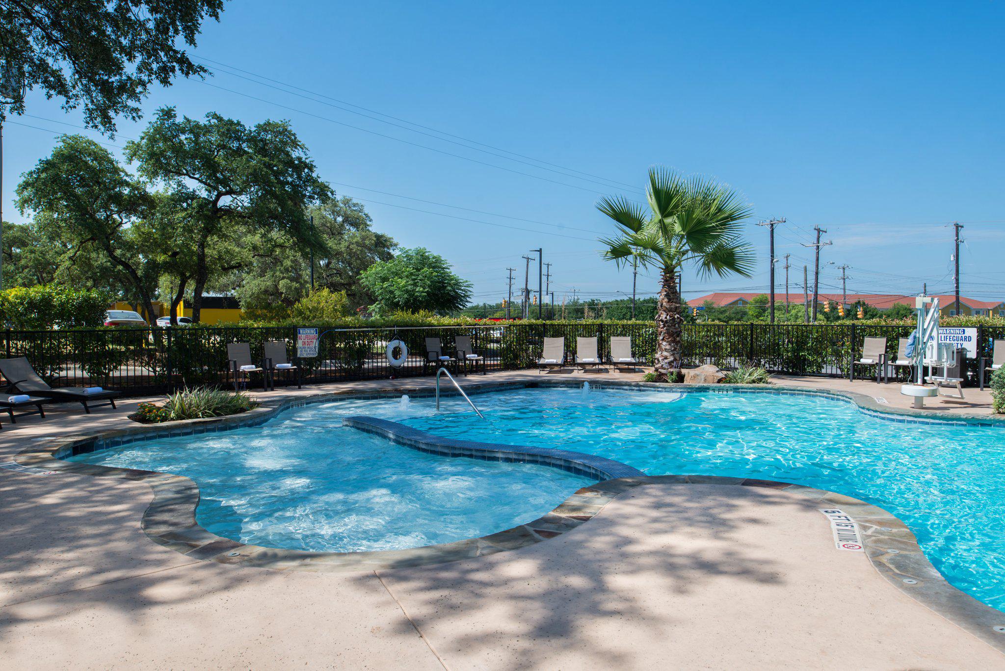 Holiday Inn Express & Suites San Antonio Medical-Six Flags Photo