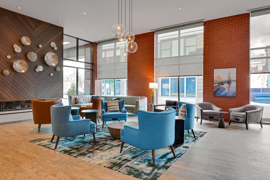 Hampton Inn Salem Boston Image