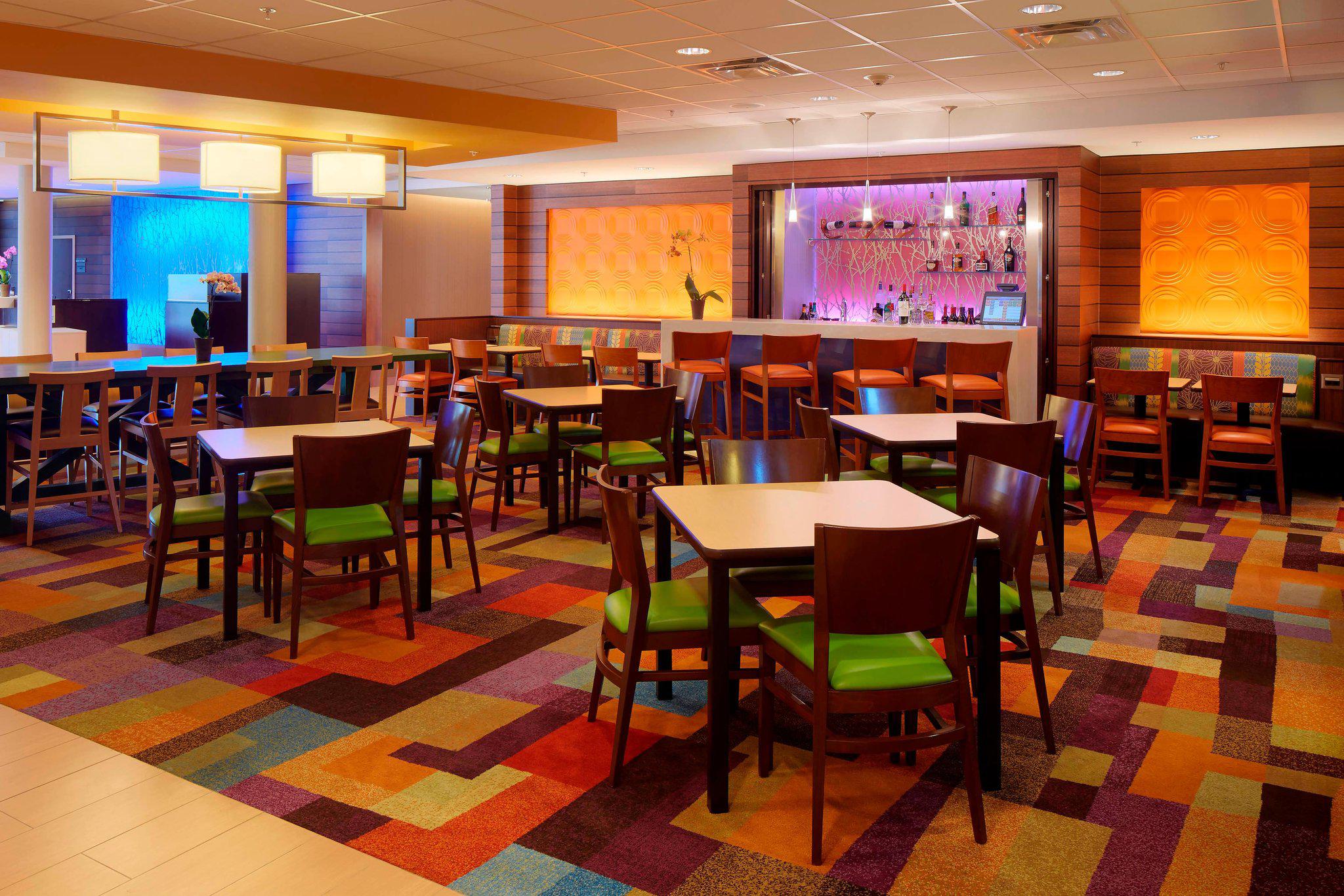 Fairfield Inn & Suites by Marriott Springfield Northampton/Amherst Photo