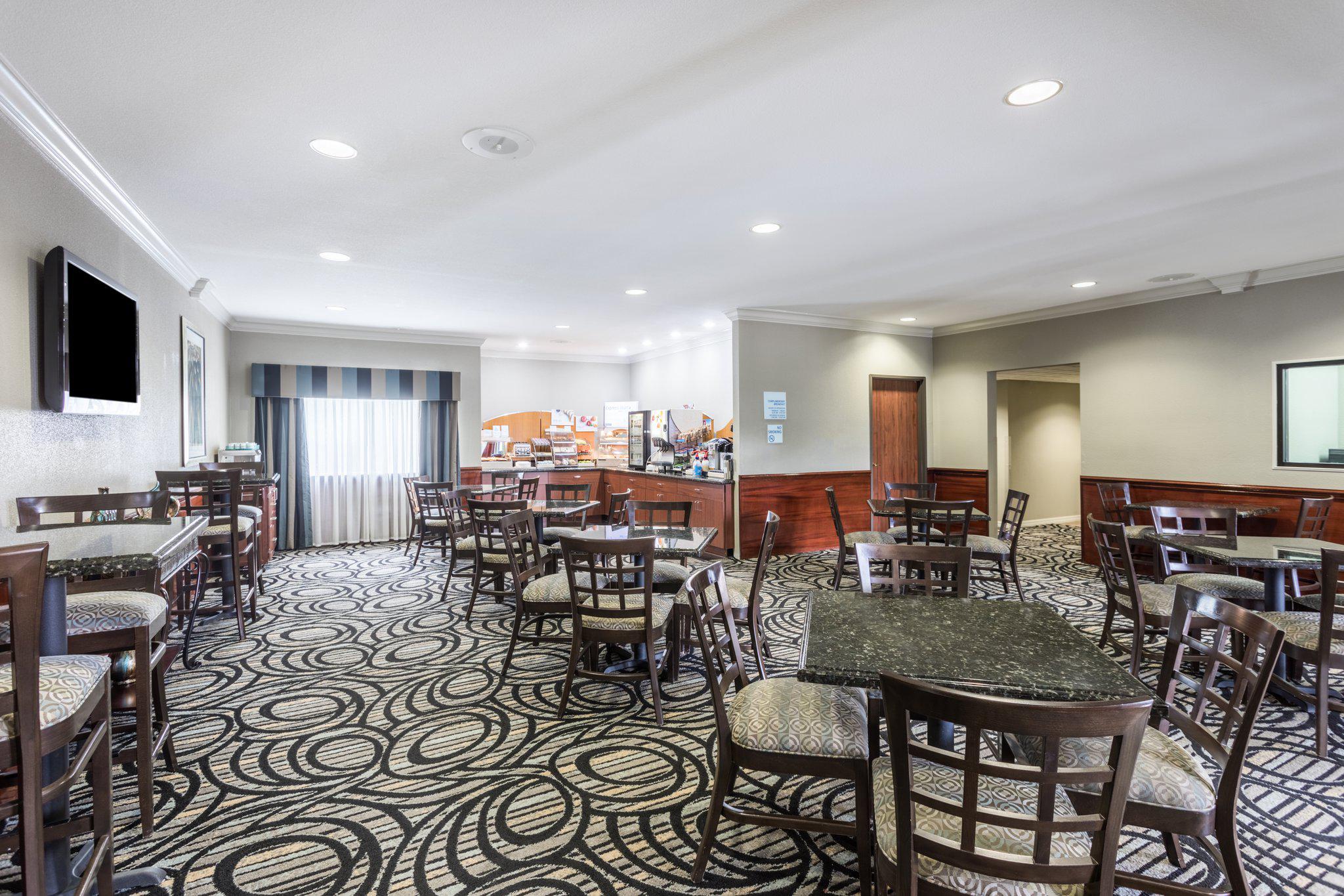 Holiday Inn Express & Suites Lake Charles Photo