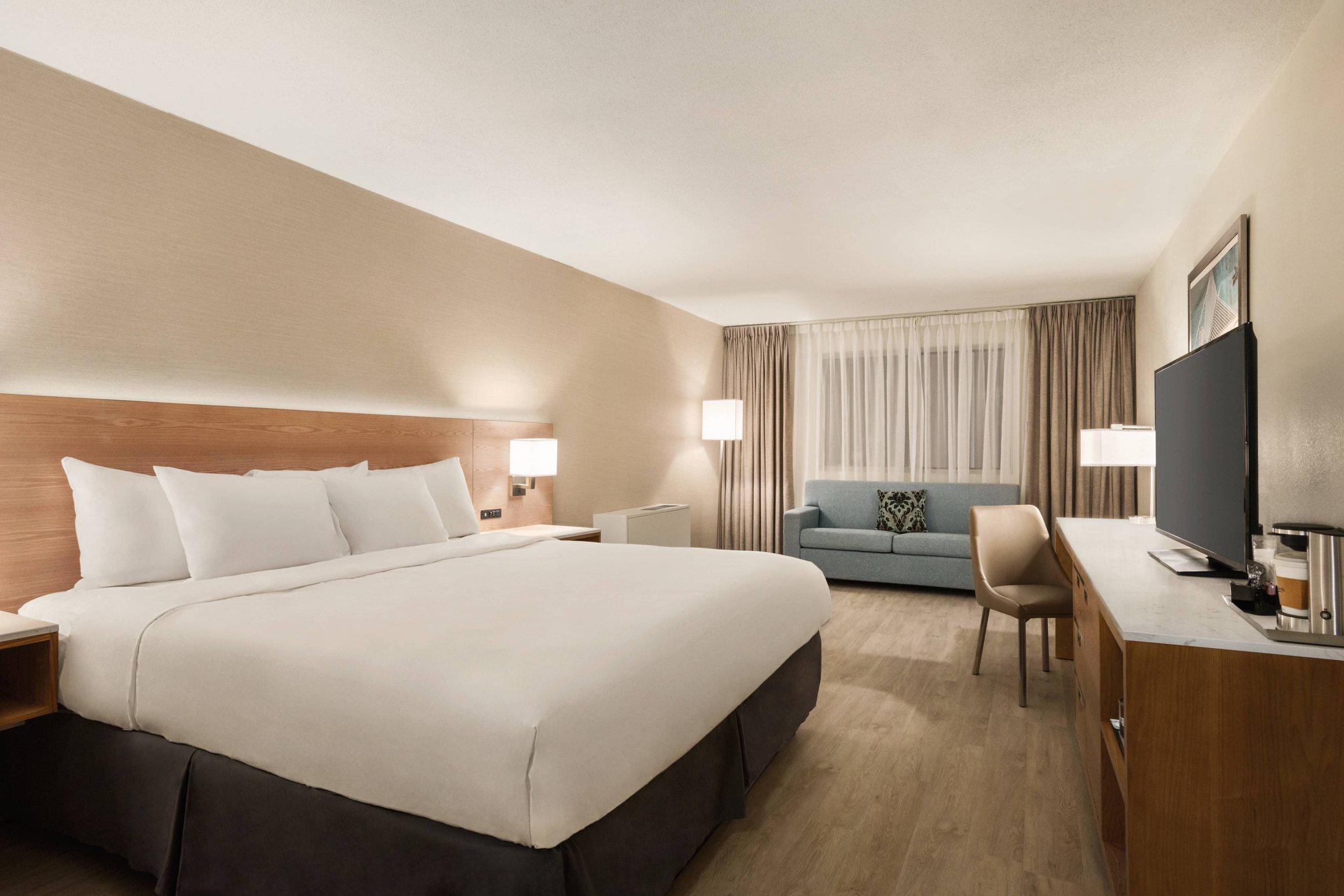 Milwaukee Airport Hotel Photo