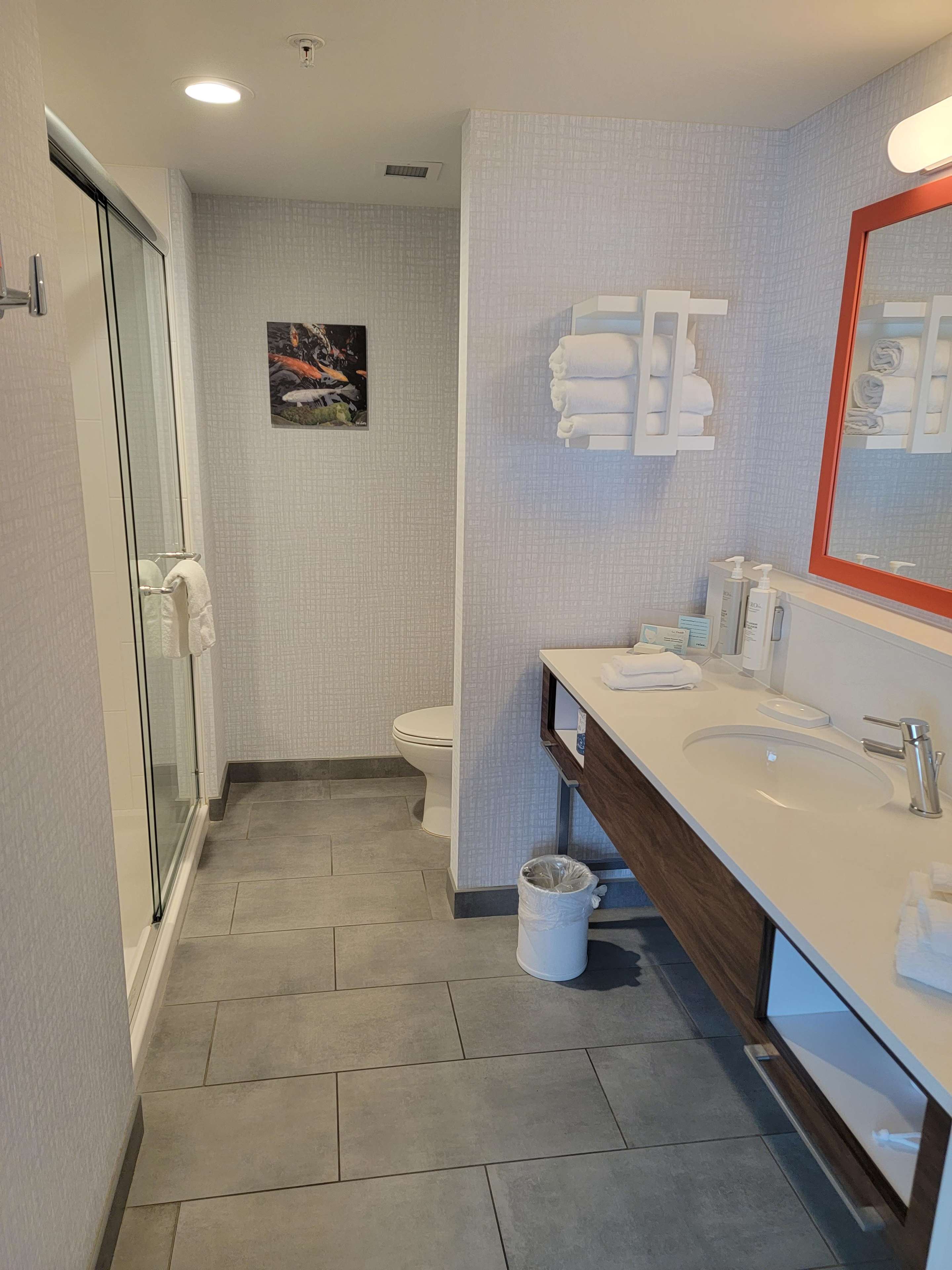 Guest room bath