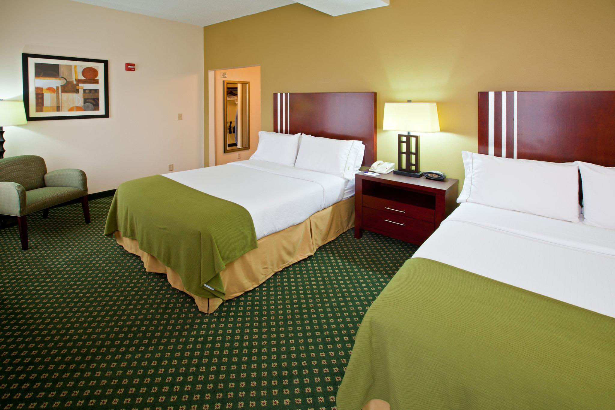 Holiday Inn Express & Suites Indianapolis - East Photo