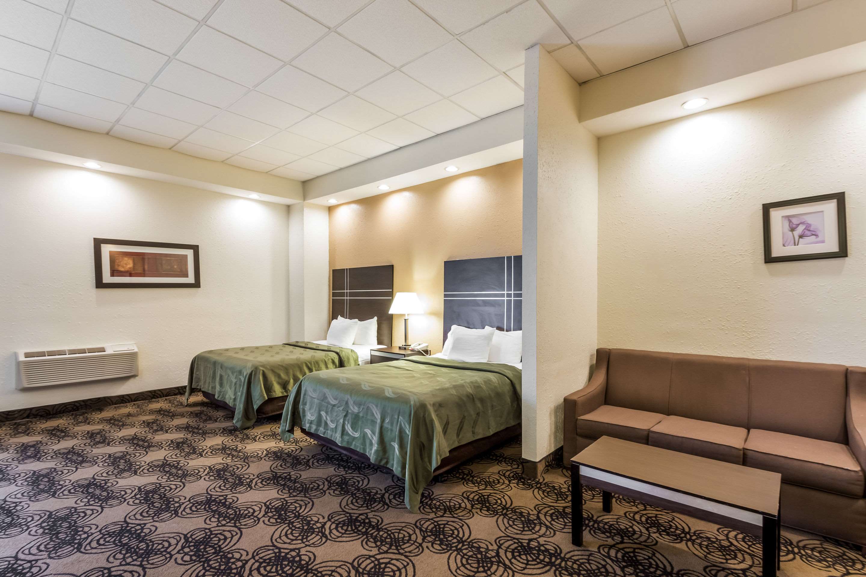 Quality Suites Milwaukee Airport Photo