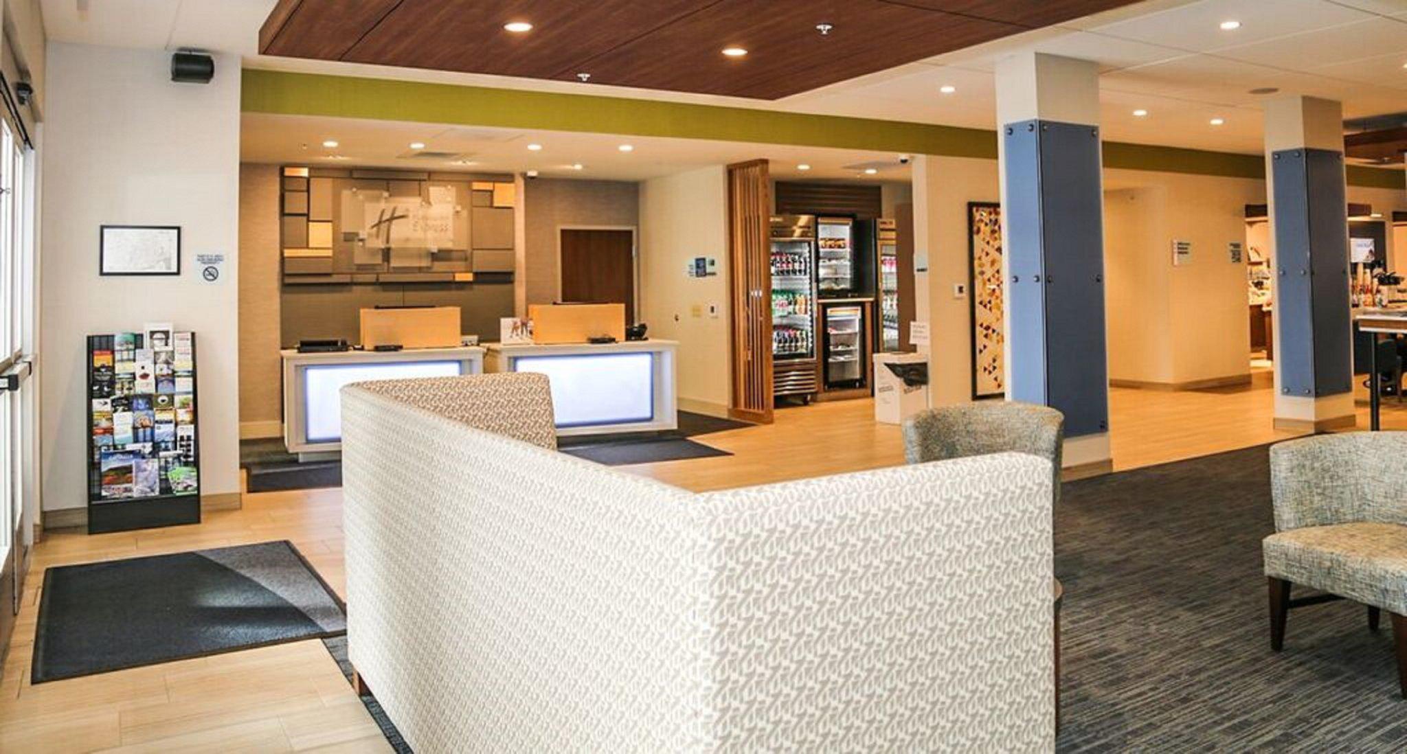 Holiday Inn Express & Suites Kingston-Ulster Photo