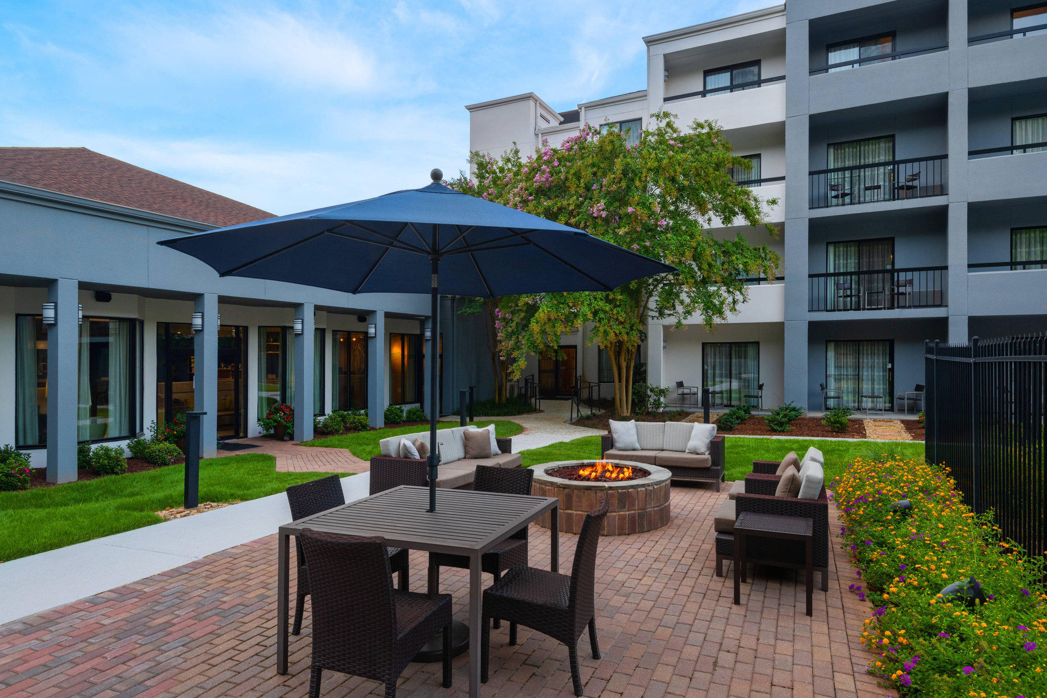 Courtyard by Marriott Atlanta Perimeter Center Photo