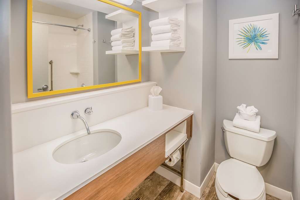 Hampton Inn Pensacola Beach Image