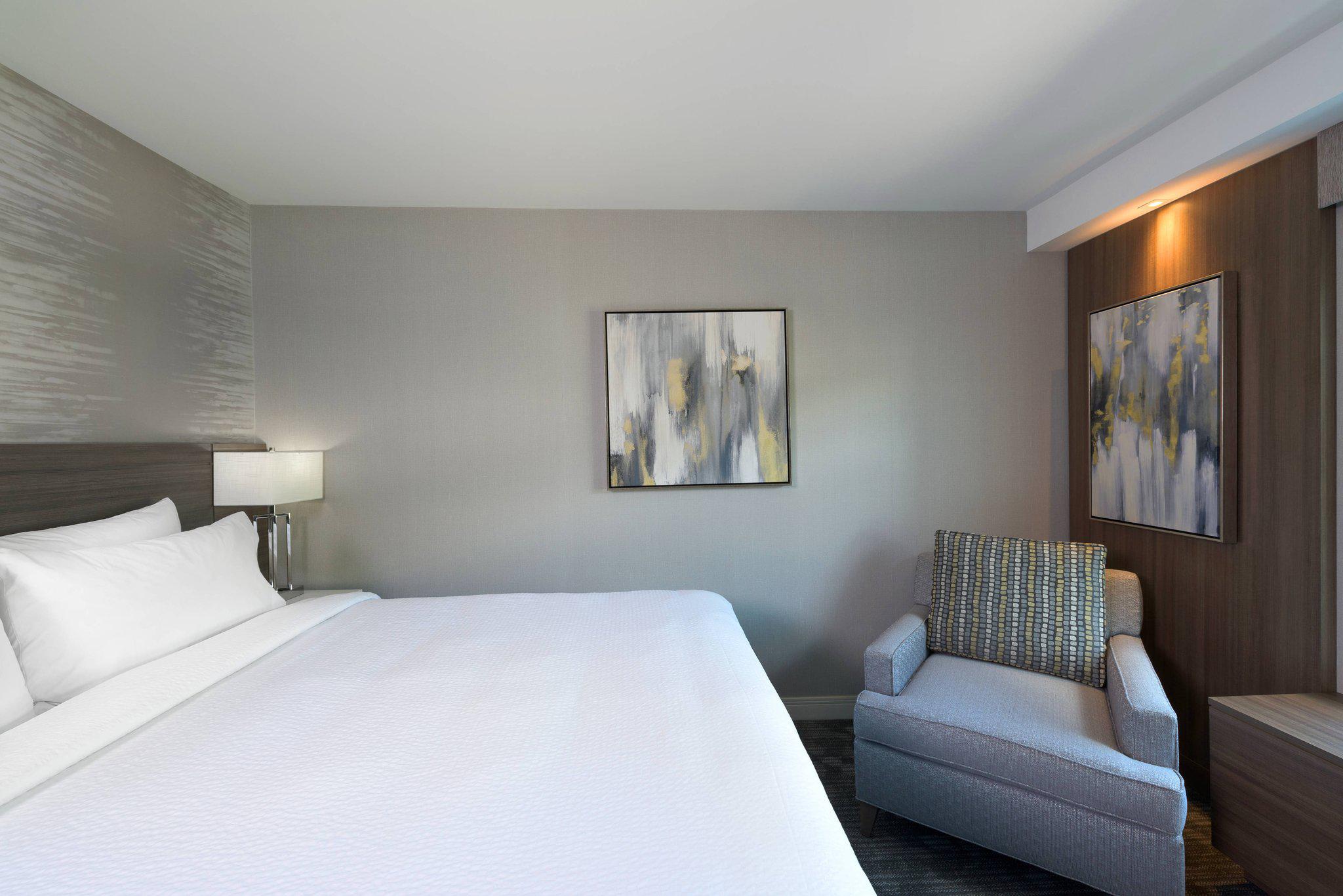 Courtyard by Marriott Edgewater NYC Area Photo