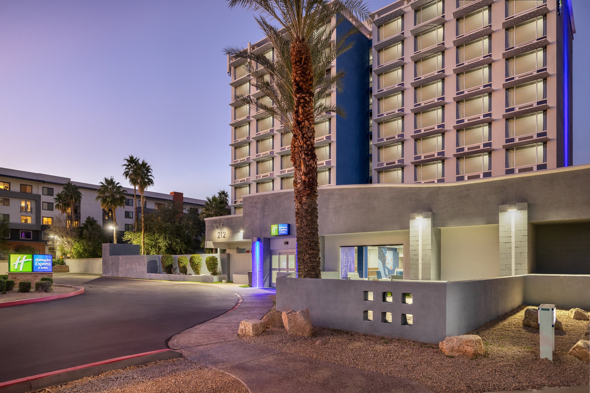 Holiday Inn Express & Suites Phoenix - Midtown by IHG Image