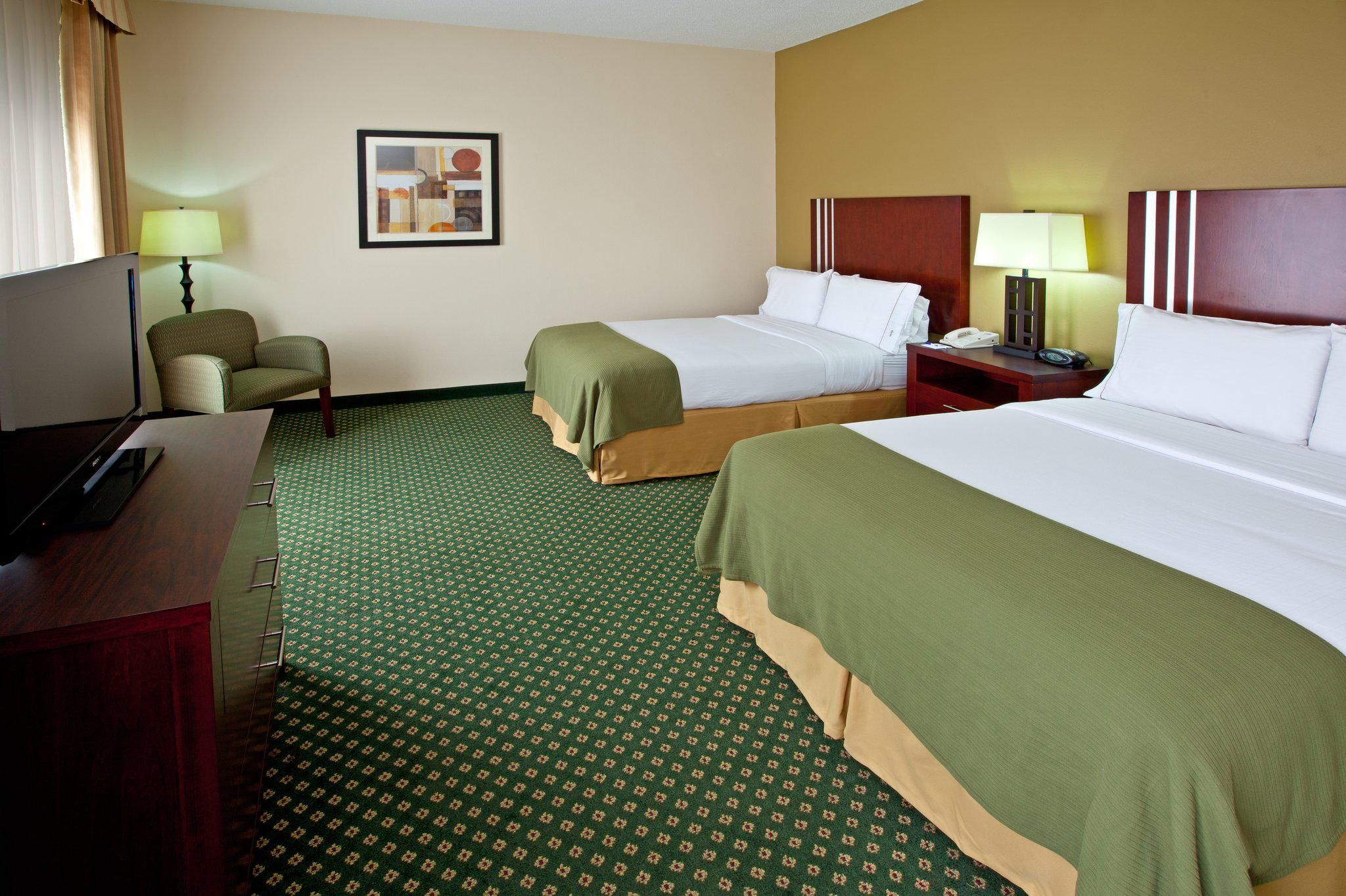 Holiday Inn Express & Suites Indianapolis - East Photo