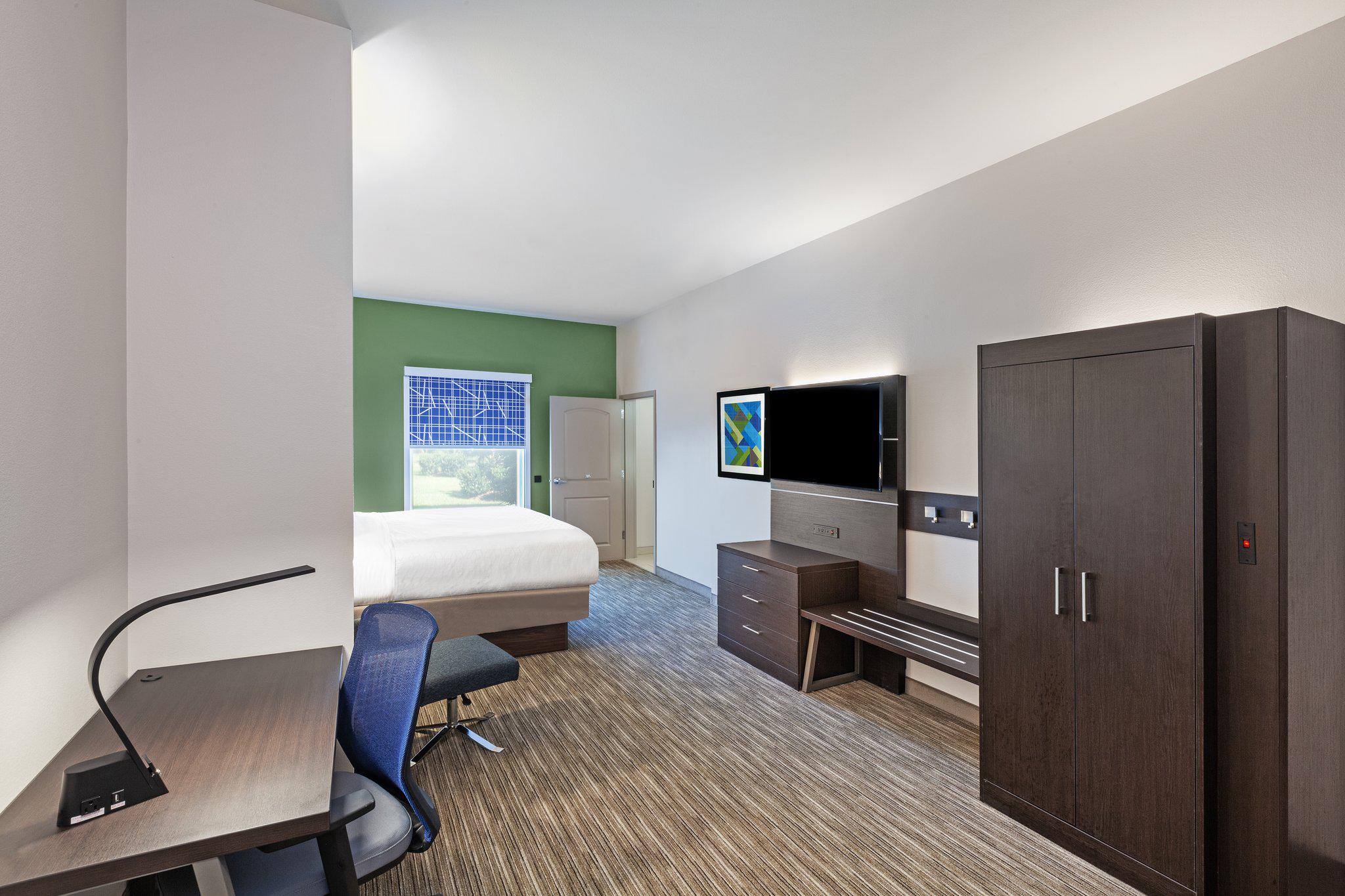 Holiday Inn Express & Suites Baton Rouge East Photo