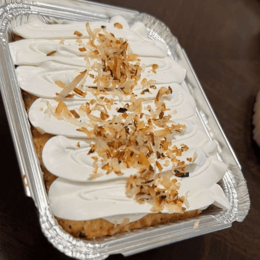 Tres Leches Cake con Coco