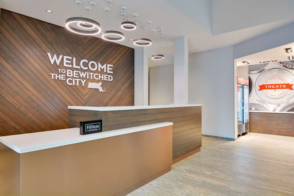 Hampton Inn Salem Boston Image