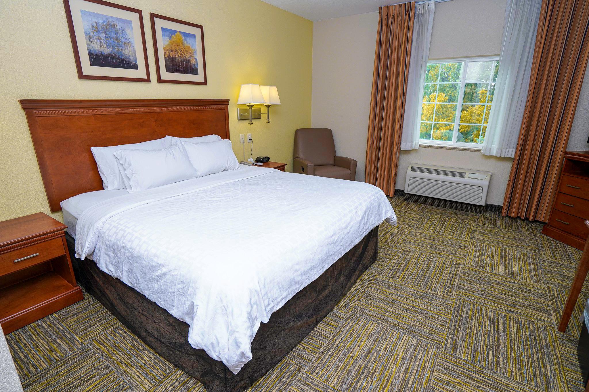 Candlewood Suites Boise - Towne Square Photo