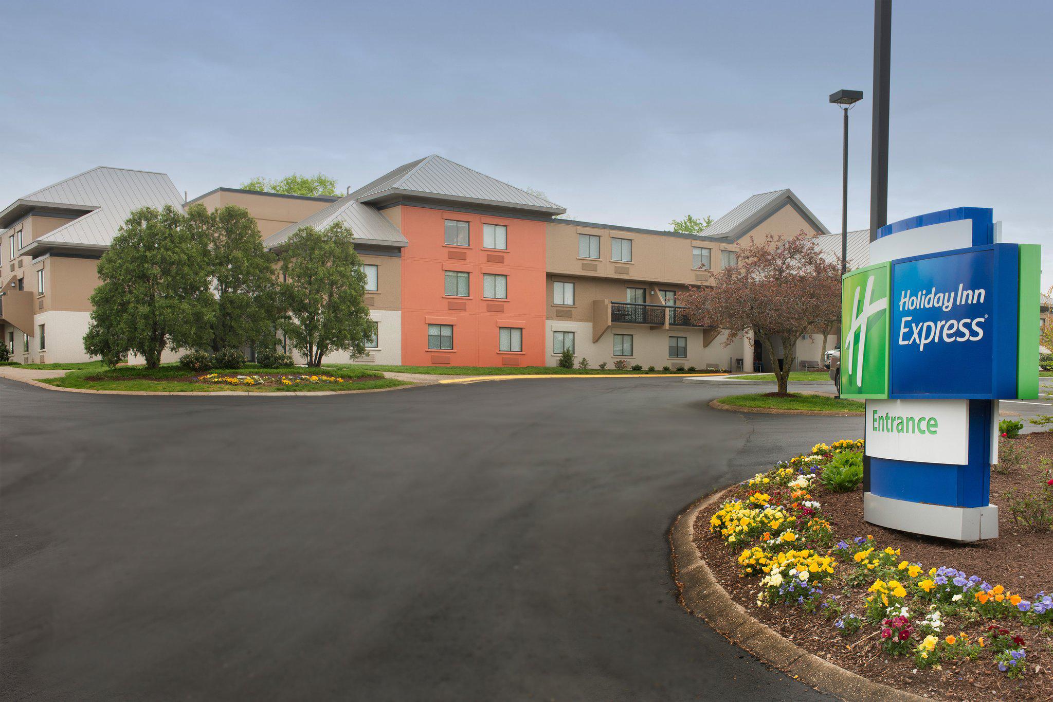 Holiday Inn Express Nashville Airport Photo