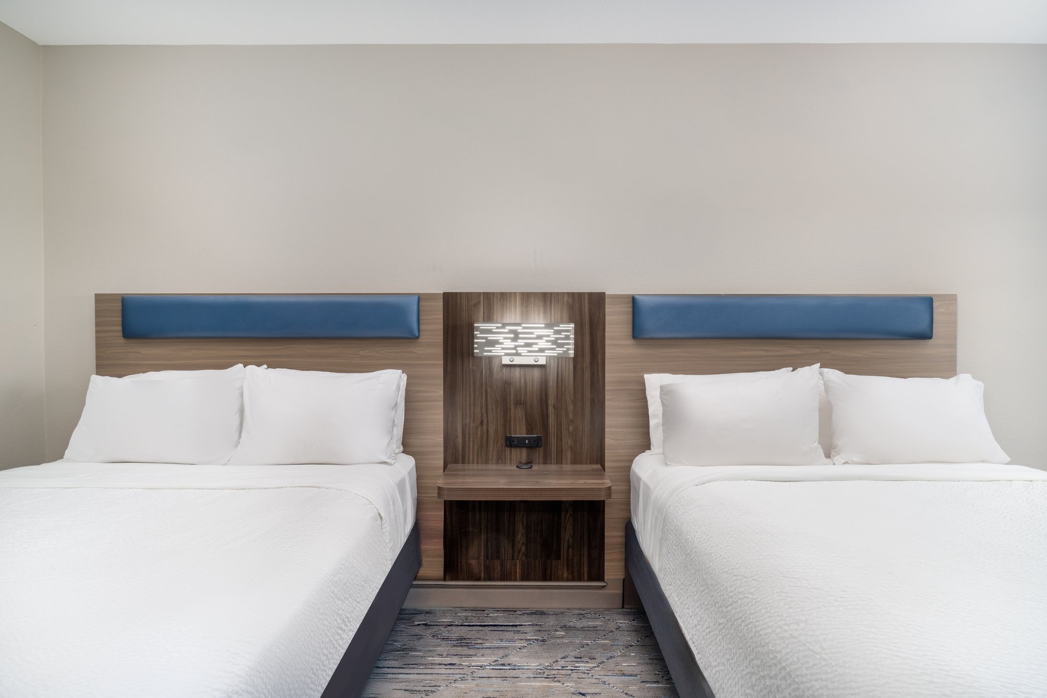 Holiday Inn Express & Suites Pratt by IHG Image