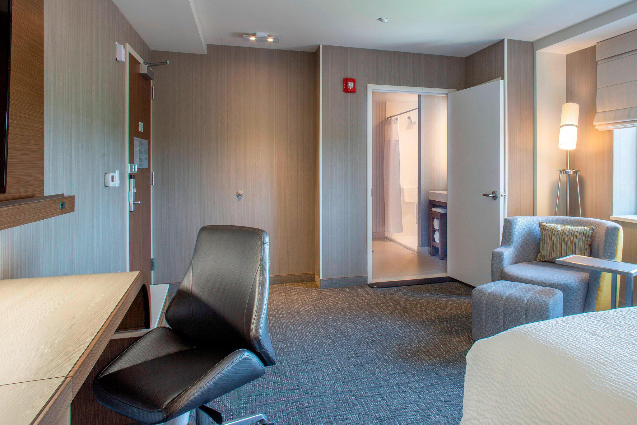 Courtyard by Marriott New York Queens/Fresh Meadows Photo