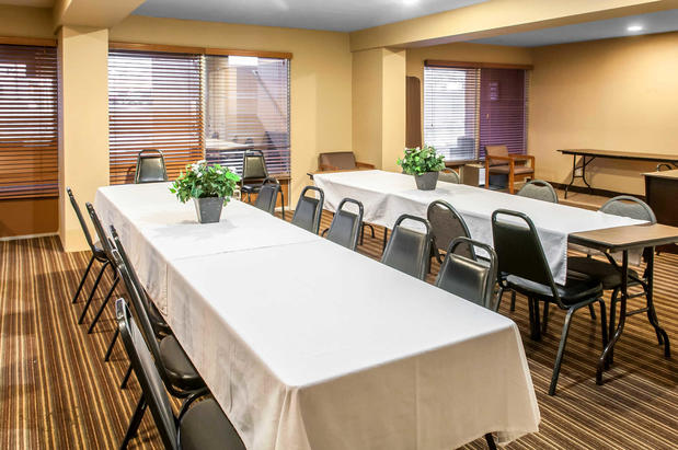 Images Rodeway Inn East