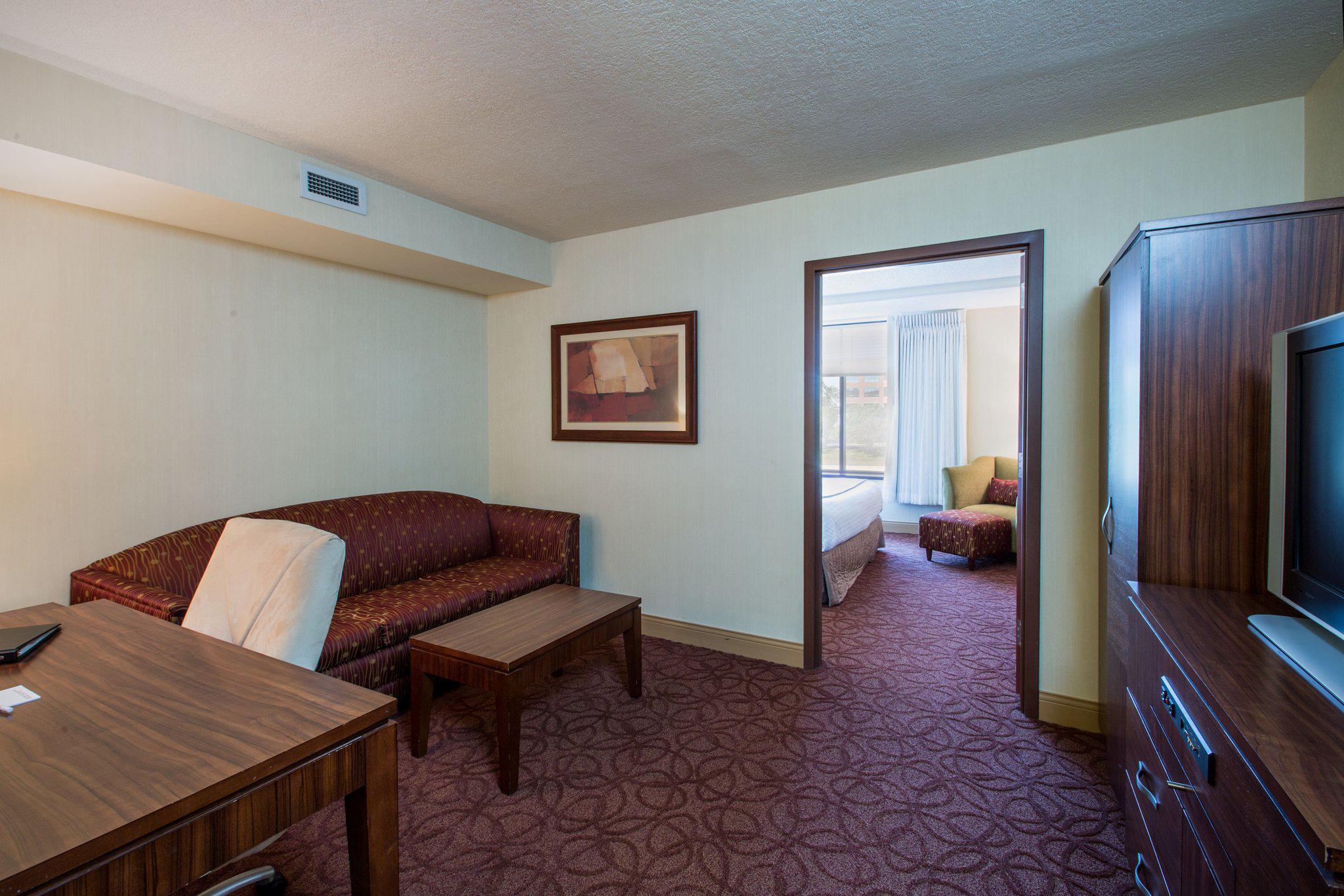 Crowne Plaza Milwaukee West Photo