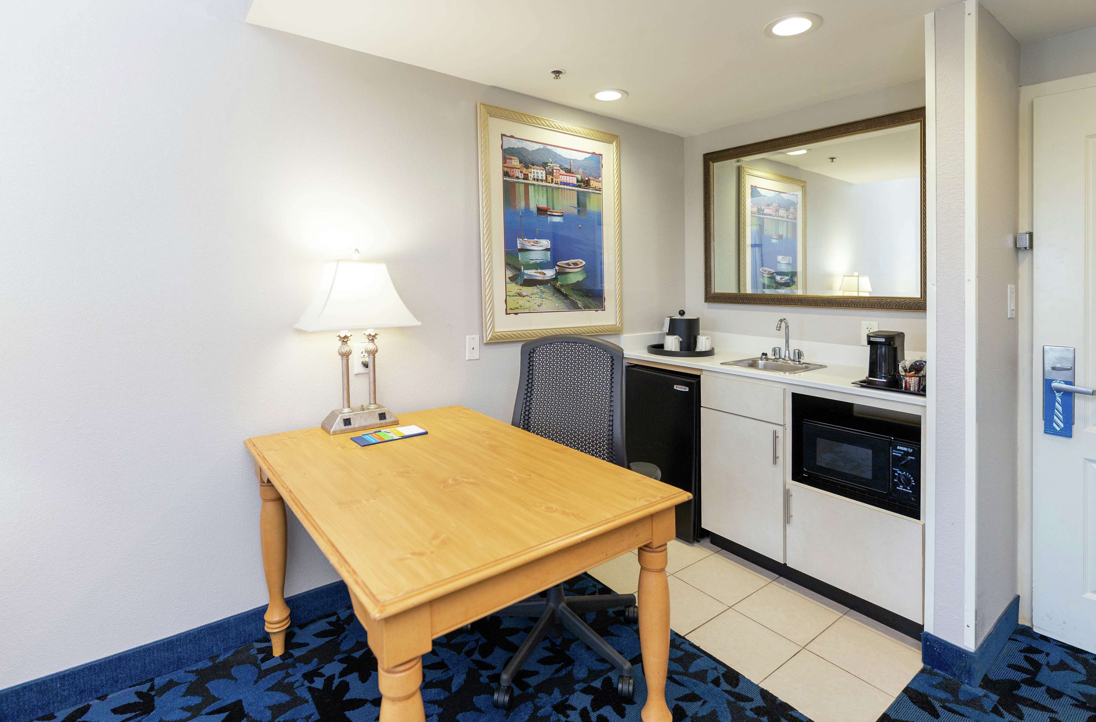 Hampton Inn & Suites Jacksonville Deerwood Park Photo