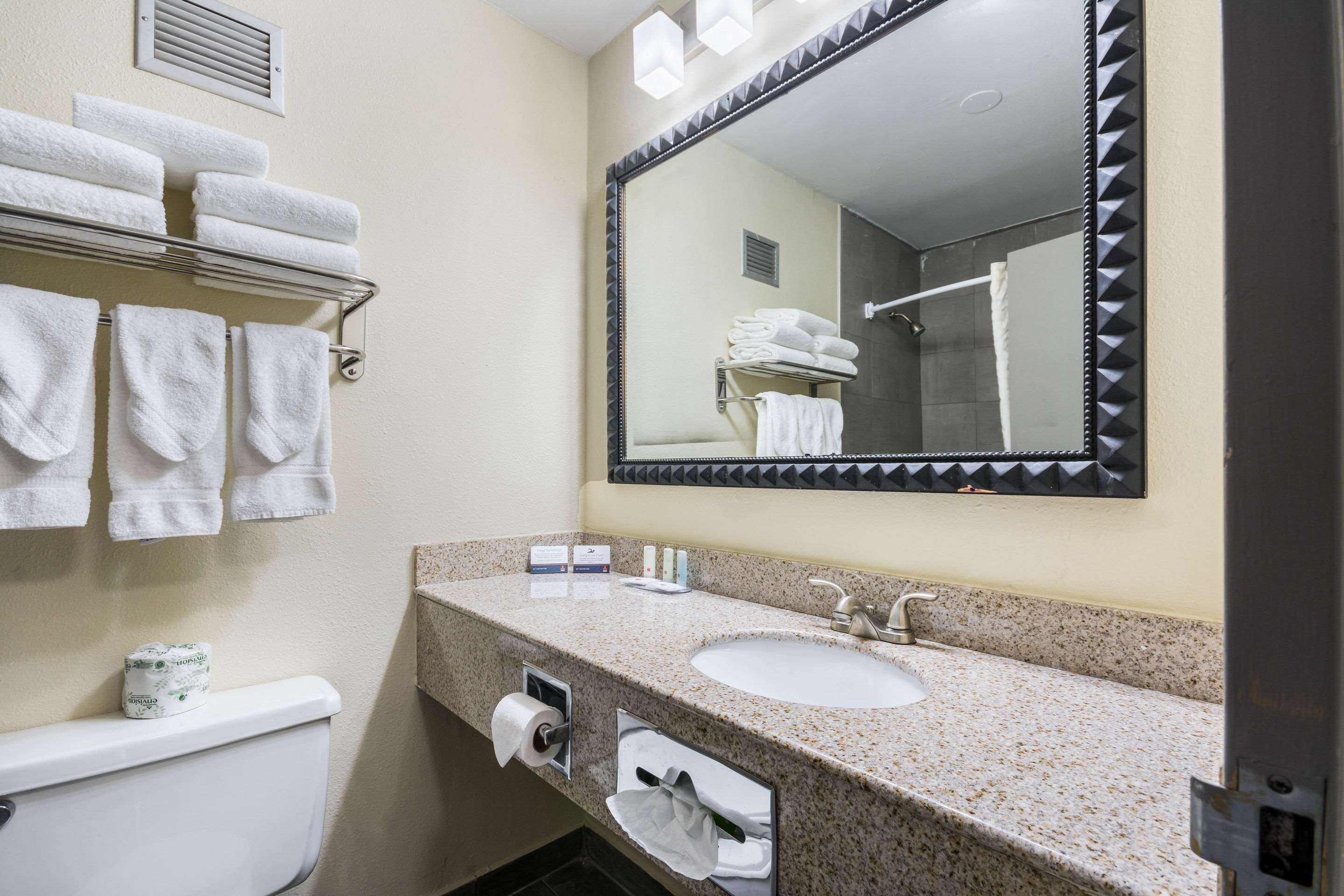 Clarion Inn & Suites Oklahoma City Near Bricktown Photo