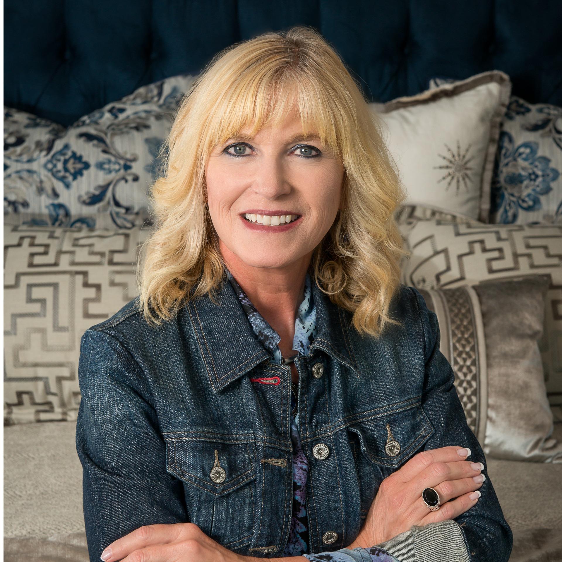 Decorating Den Interiors - Julie Disselkamp Logo