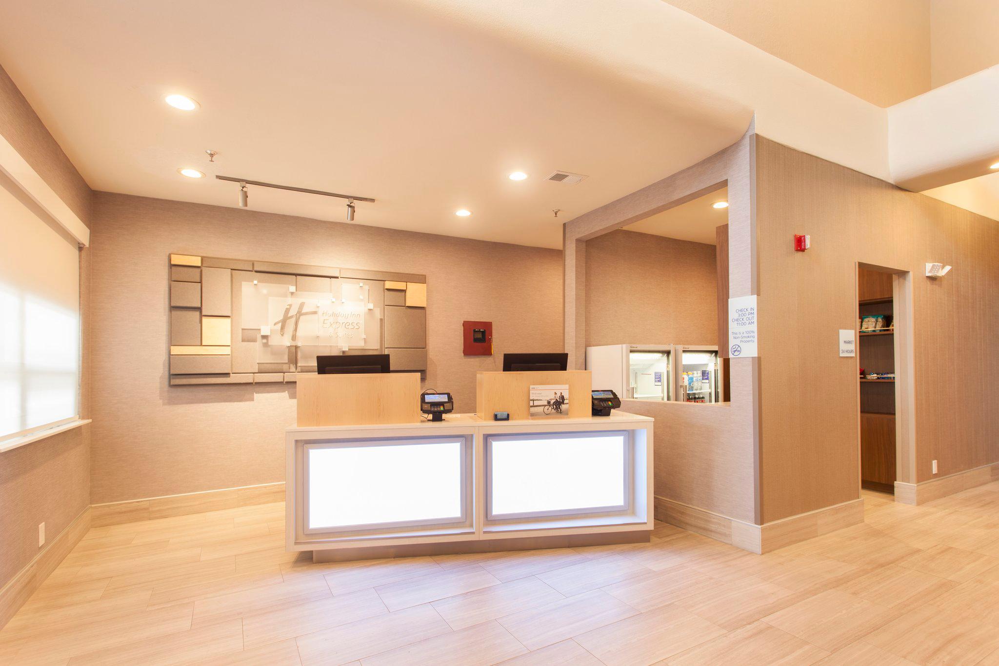 Holiday Inn Express & Suites Santa Fe by IHG Image