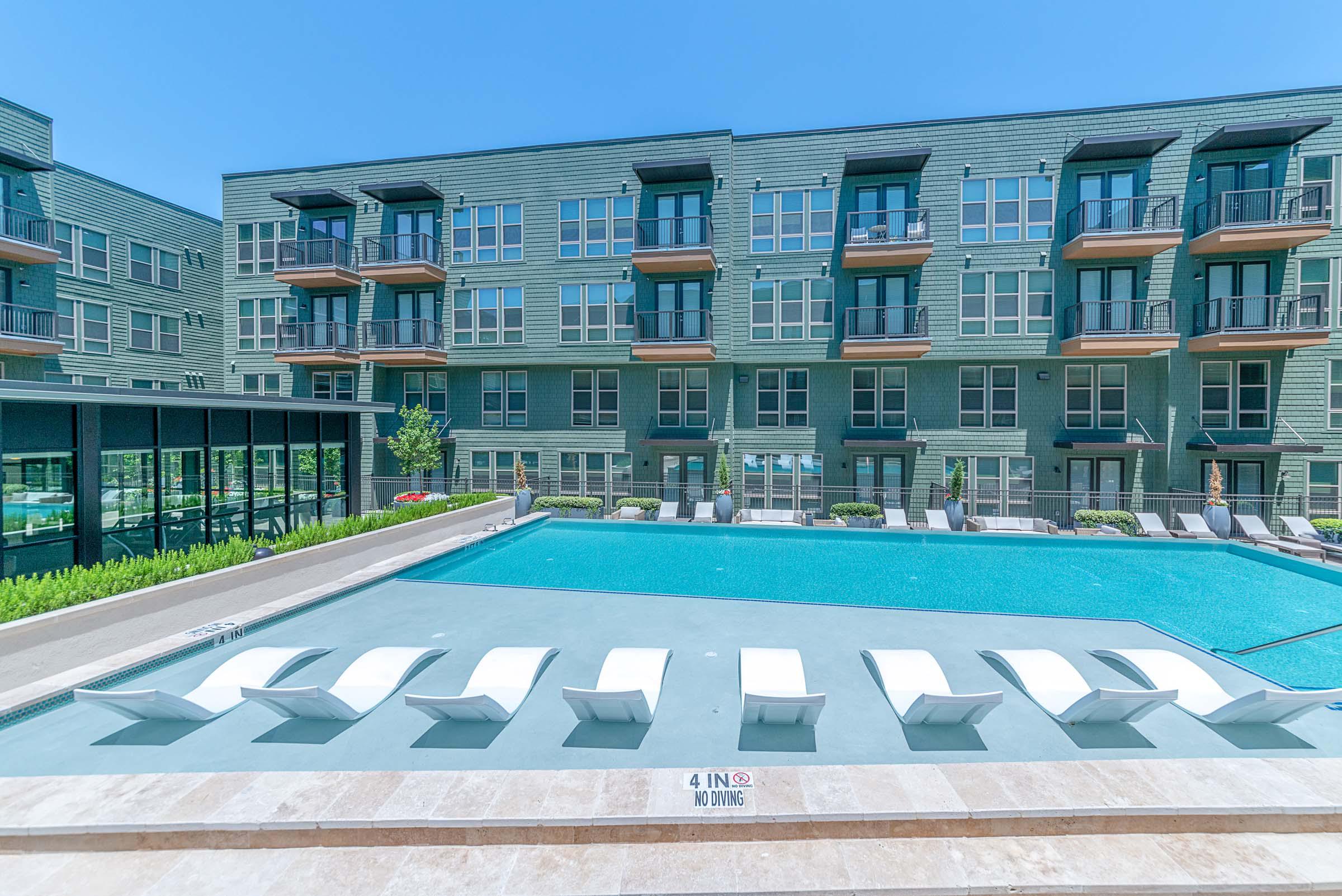 Flats side pool with in-water loungers