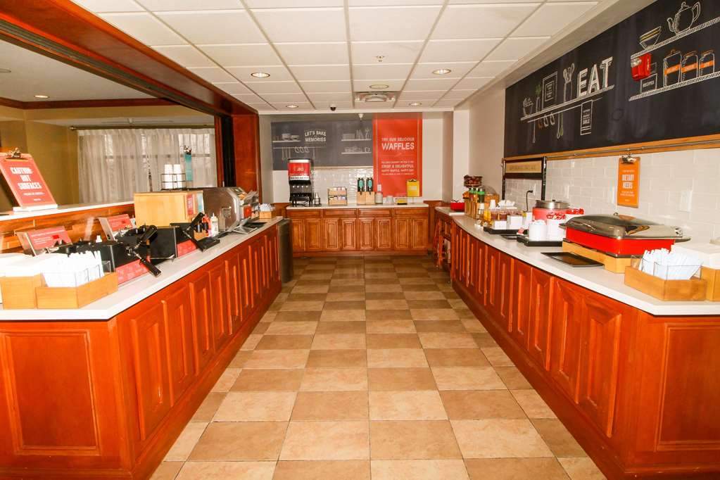 Hampton Inn Commerce Novi Image