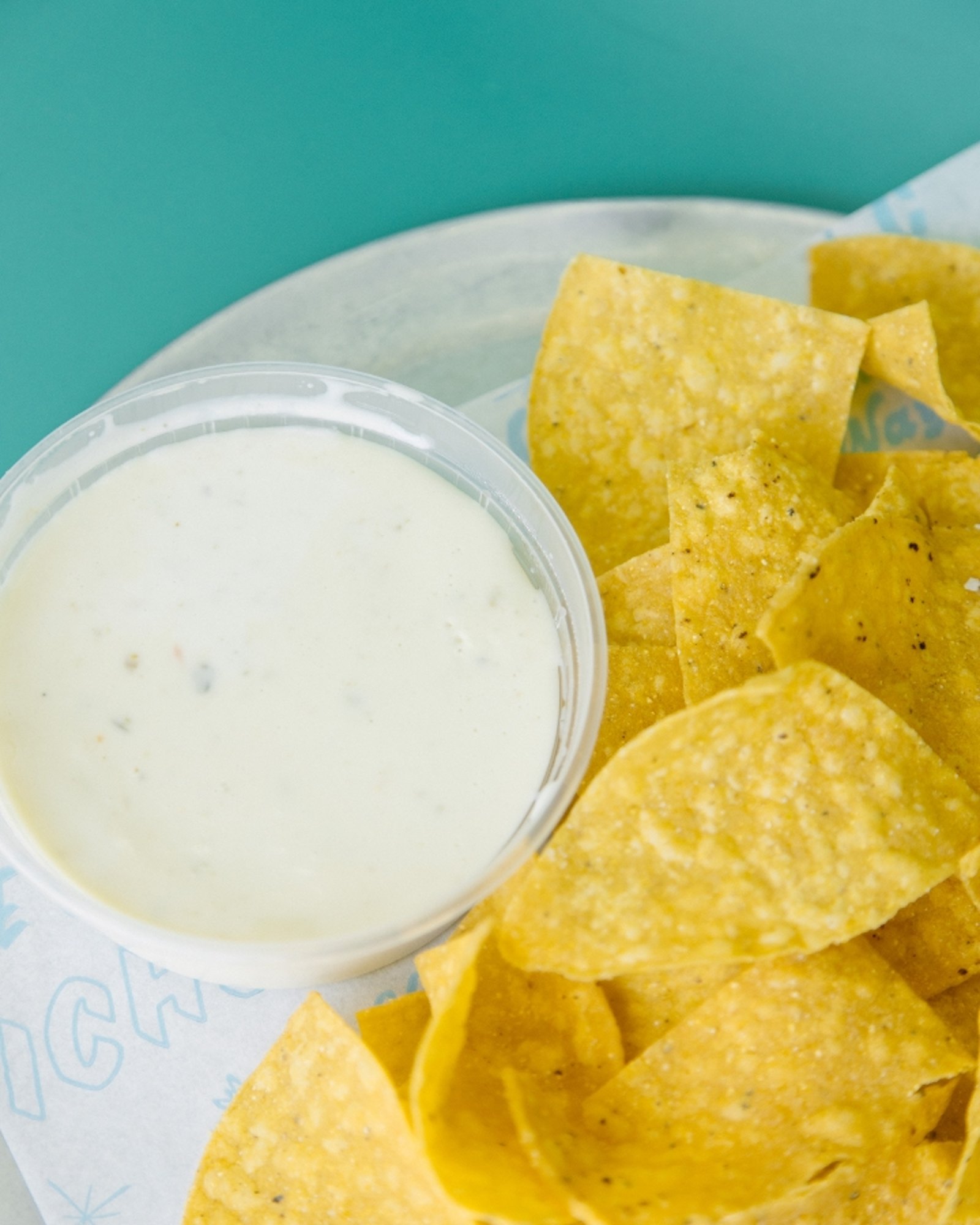 Queso dip & chips