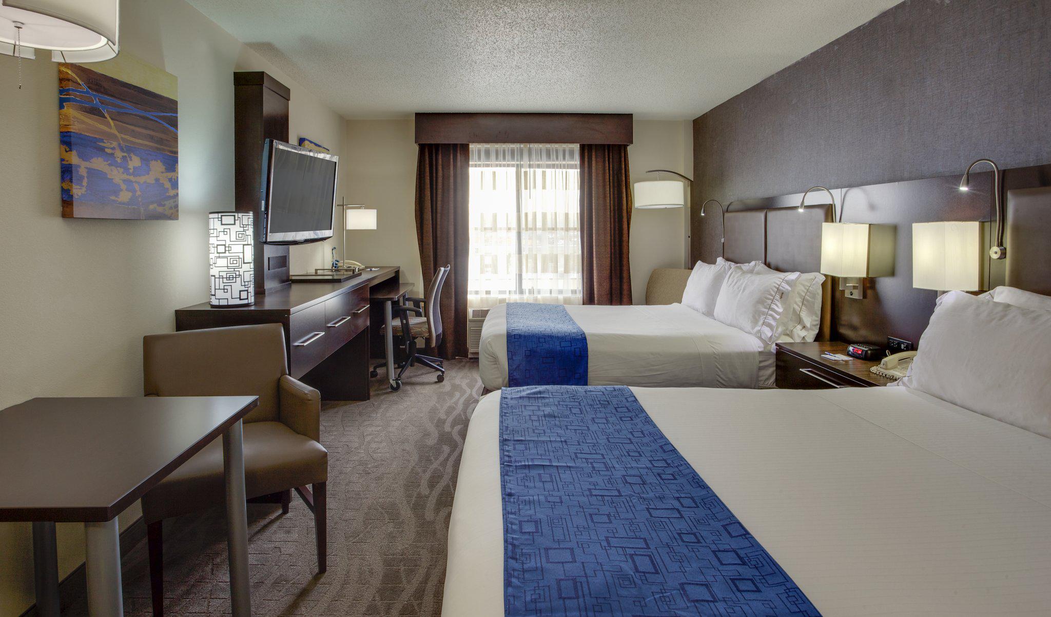 Holiday Inn Express & Suites Meadowlands Area Photo