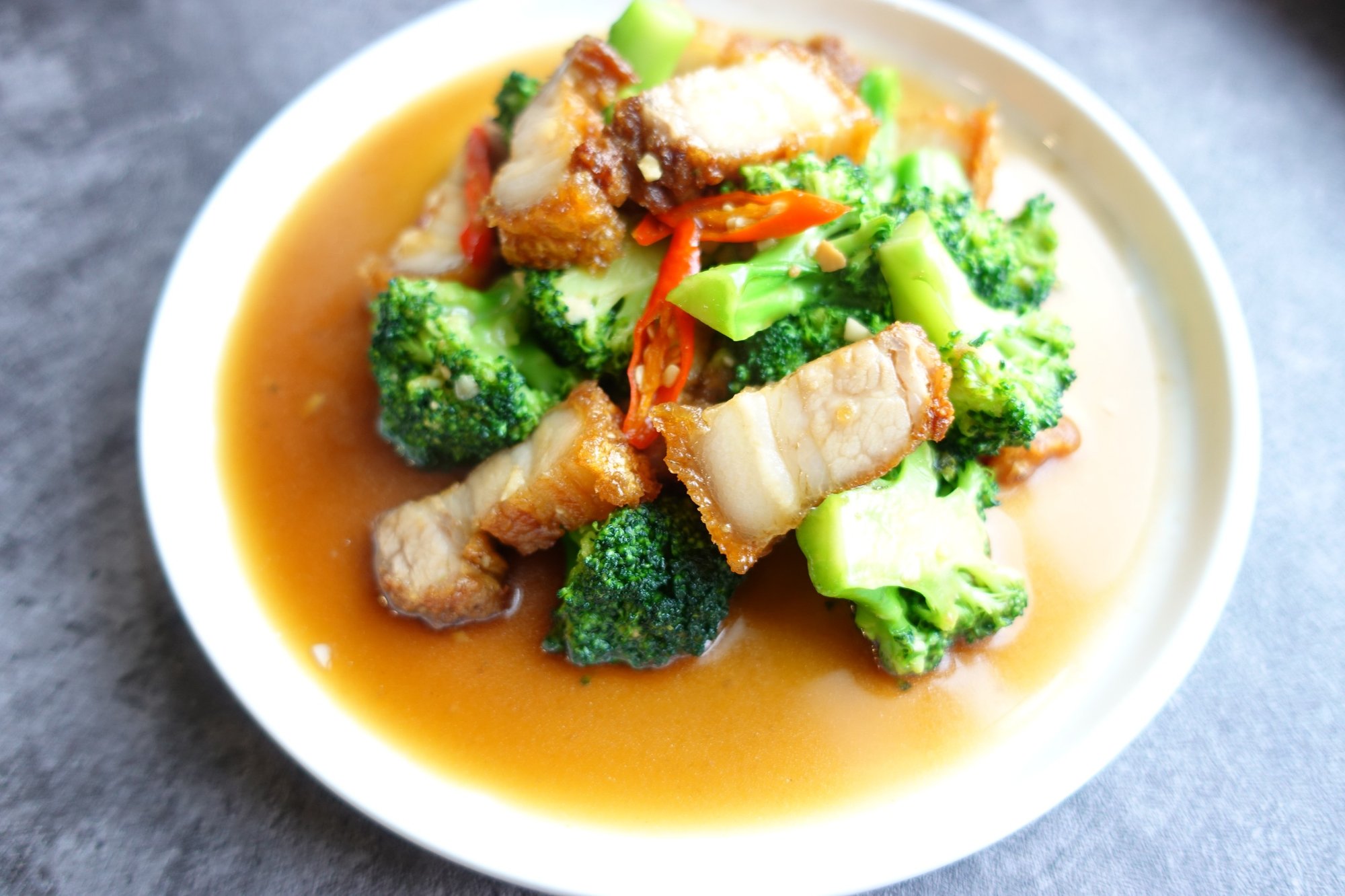 Crispy Pork Belly with Broccoli (หมูกรอบผัดบรอกโคลี)
