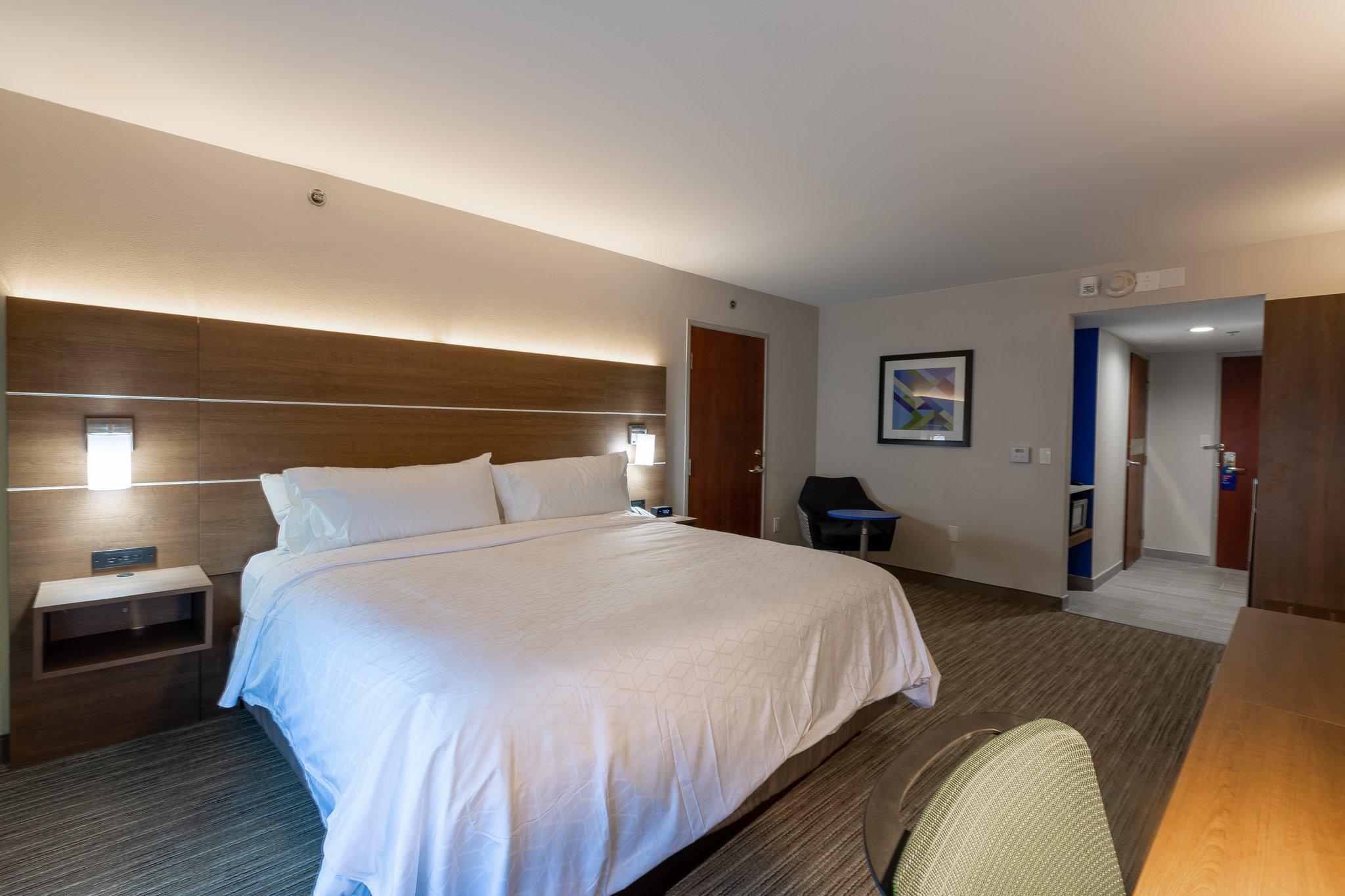 Holiday Inn Express & Suites Arlington North – Stadium Area Photo