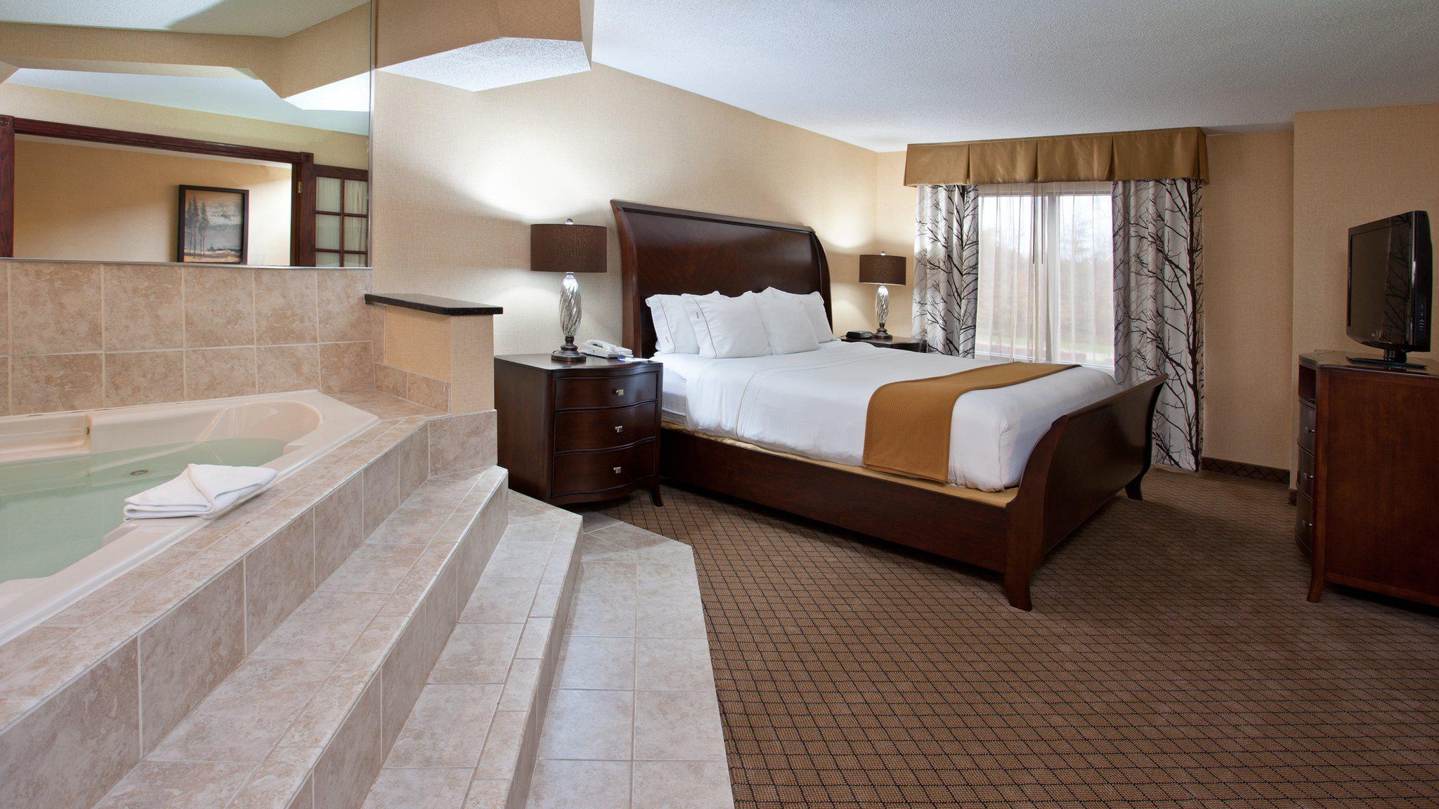 Holiday Inn Express & Suites Wadsworth Photo