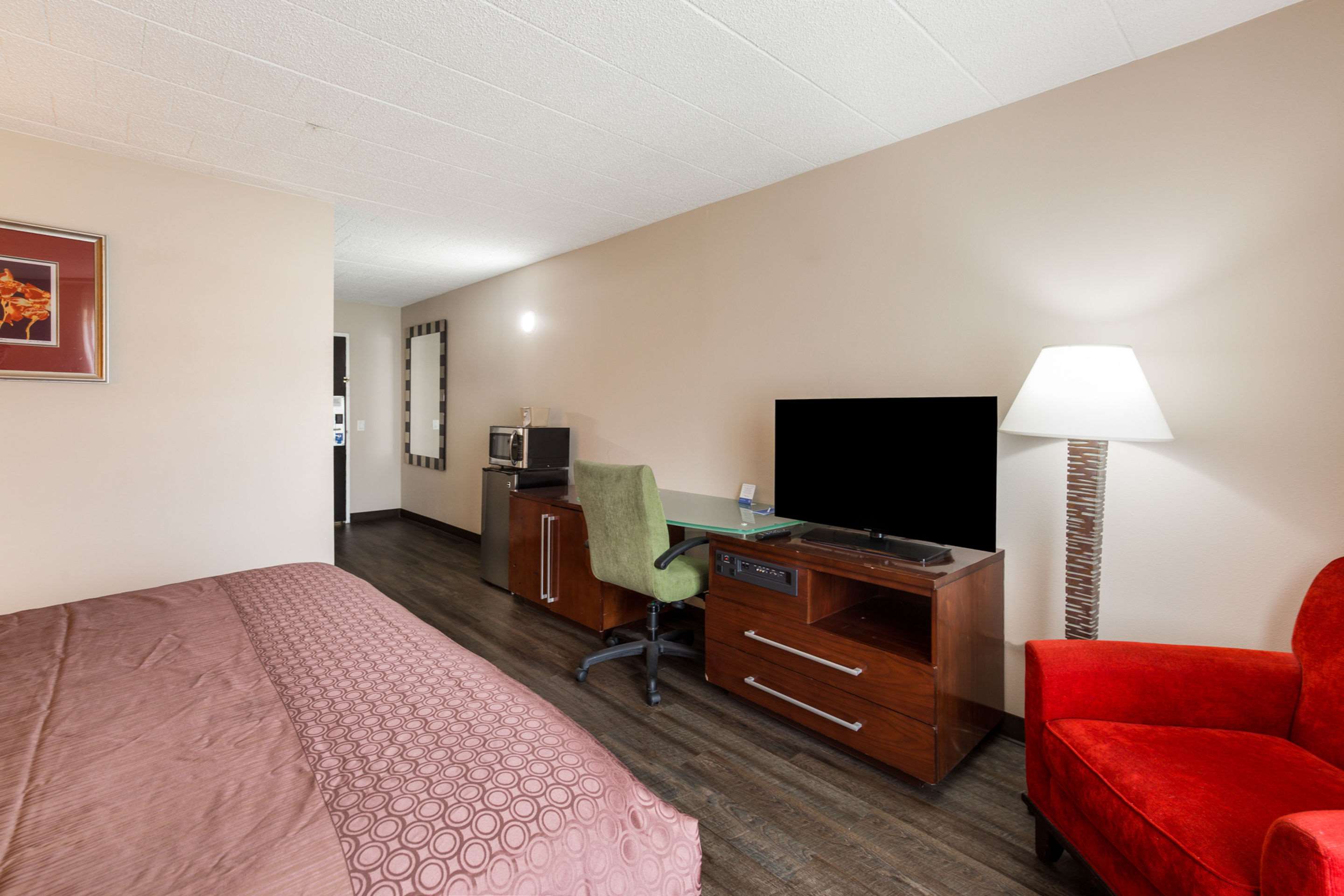 Rodeway Inn & Suites Stroudsburg - Poconos Photo