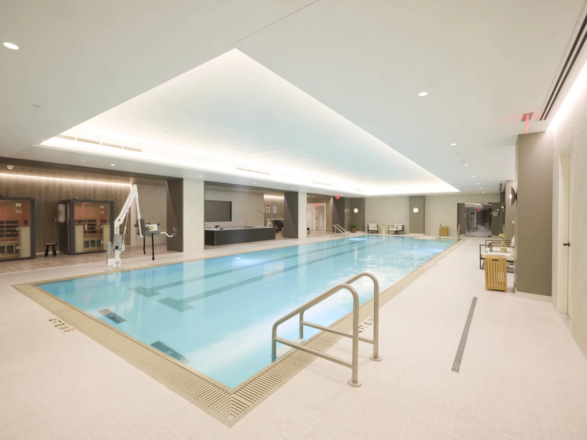 Pool & Lounge
