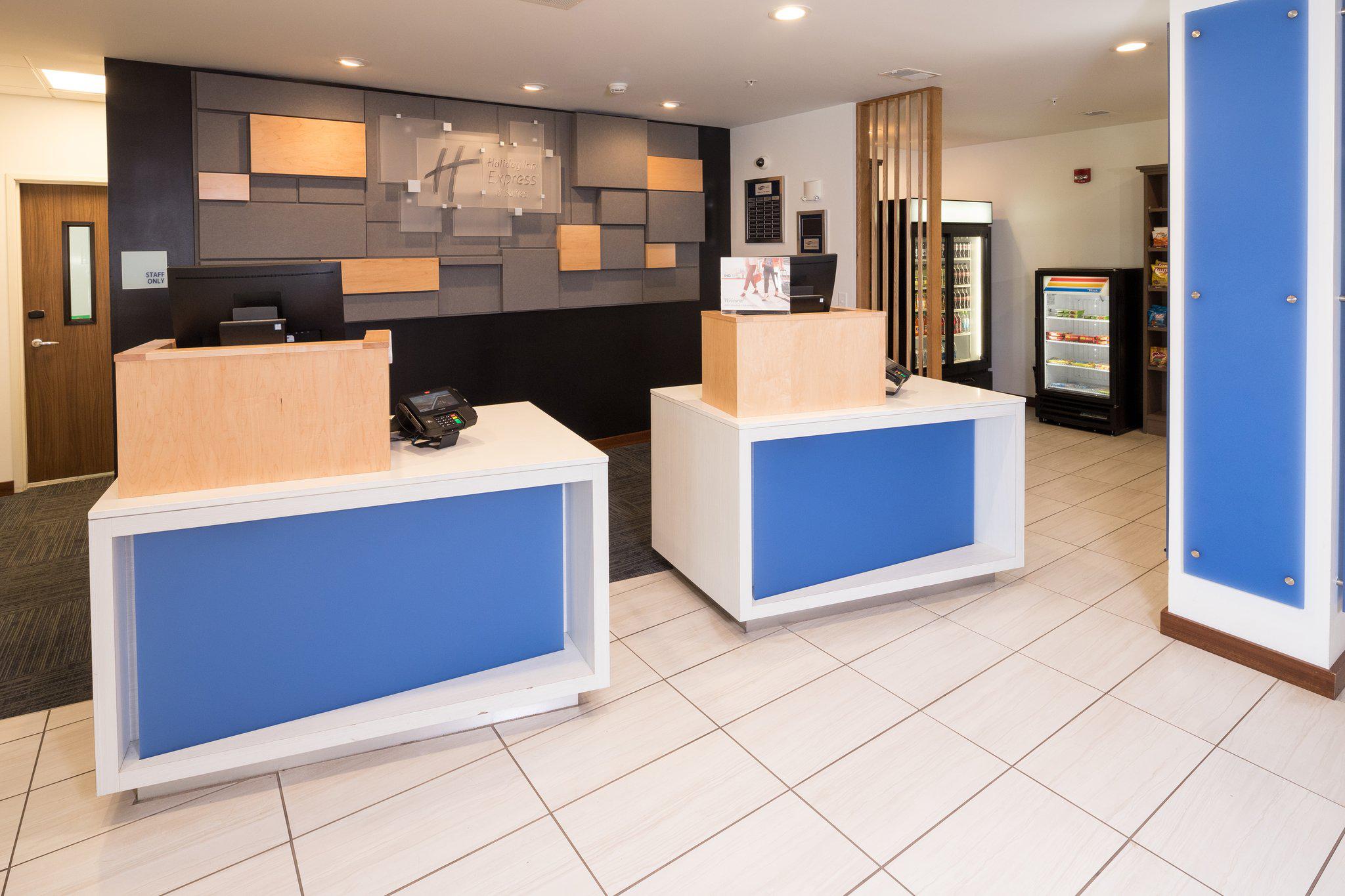 Holiday Inn Express & Suites Portage Photo
