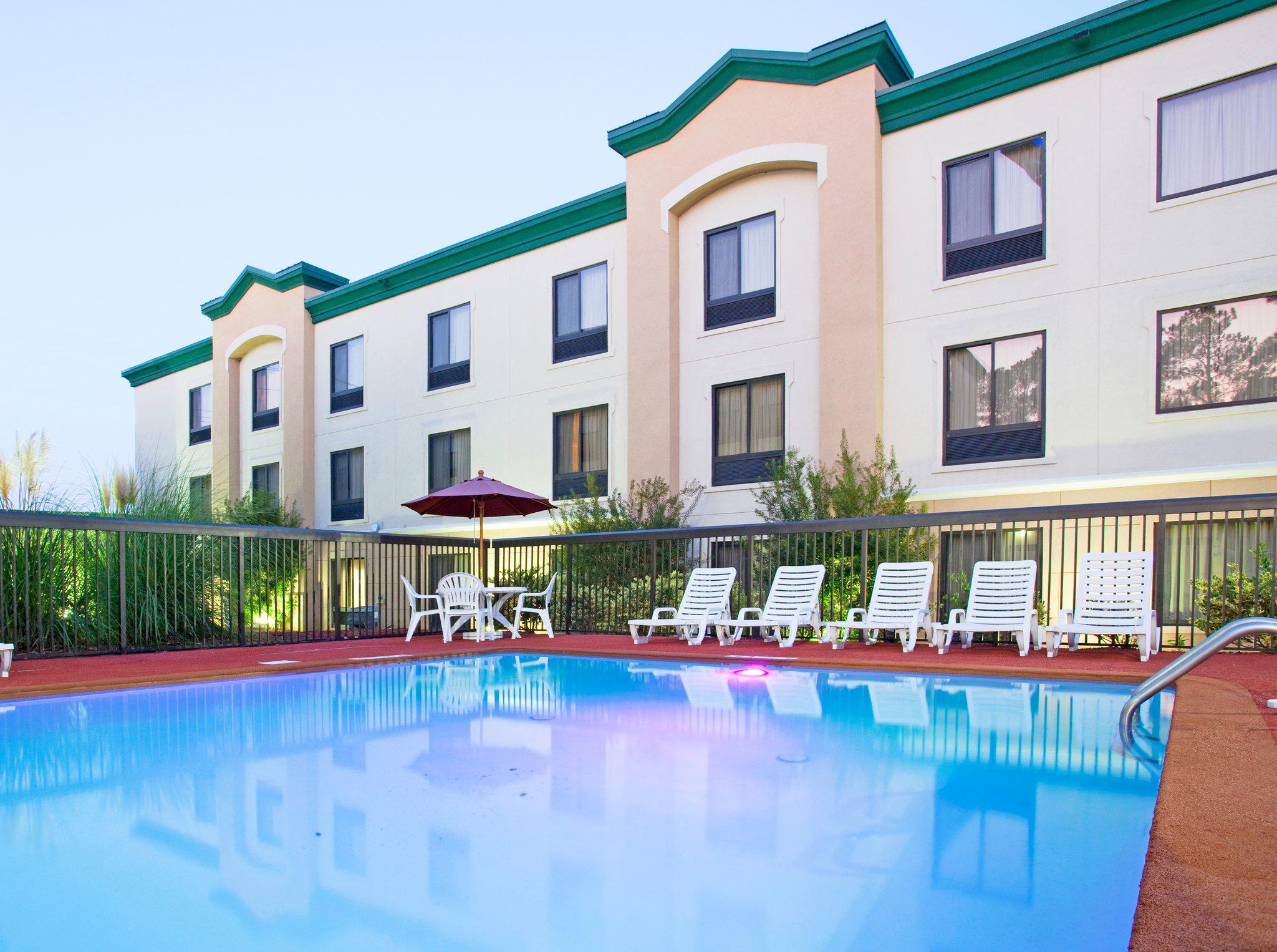 Holiday Inn Express & Suites Fayetteville-Ft. Bragg Photo