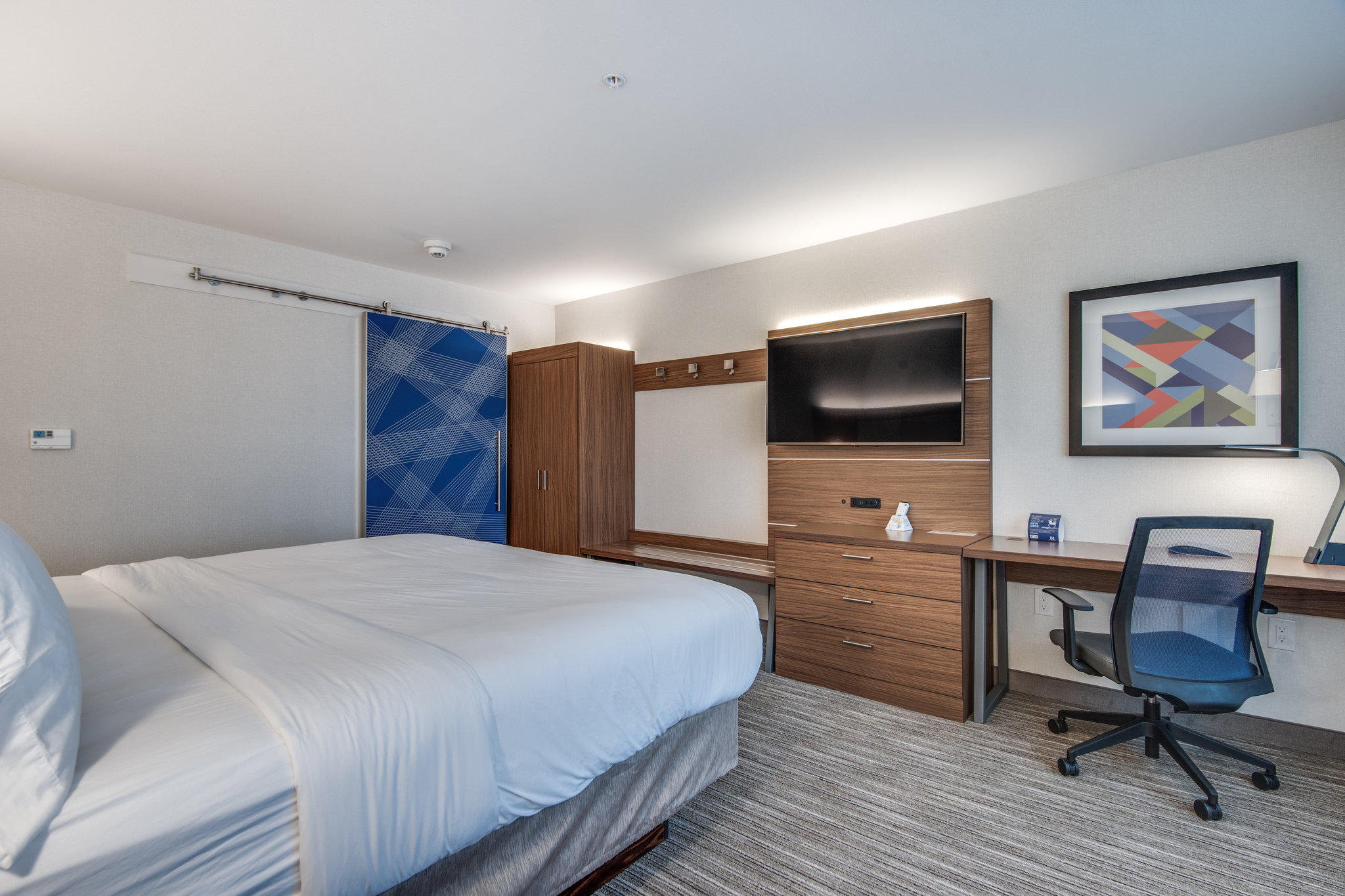 Holiday Inn Express & Suites Dallas North - Addison Photo