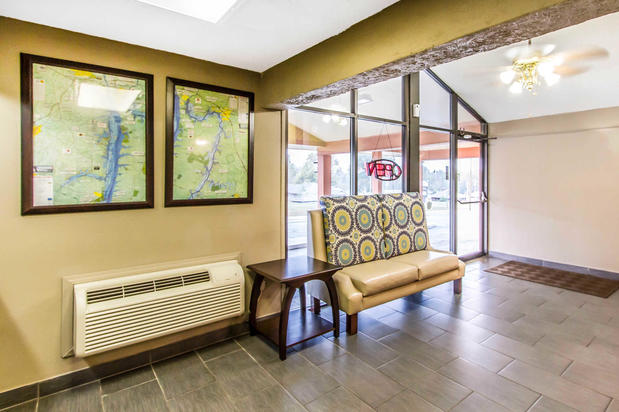 Images Econo Lodge Inn & Suites