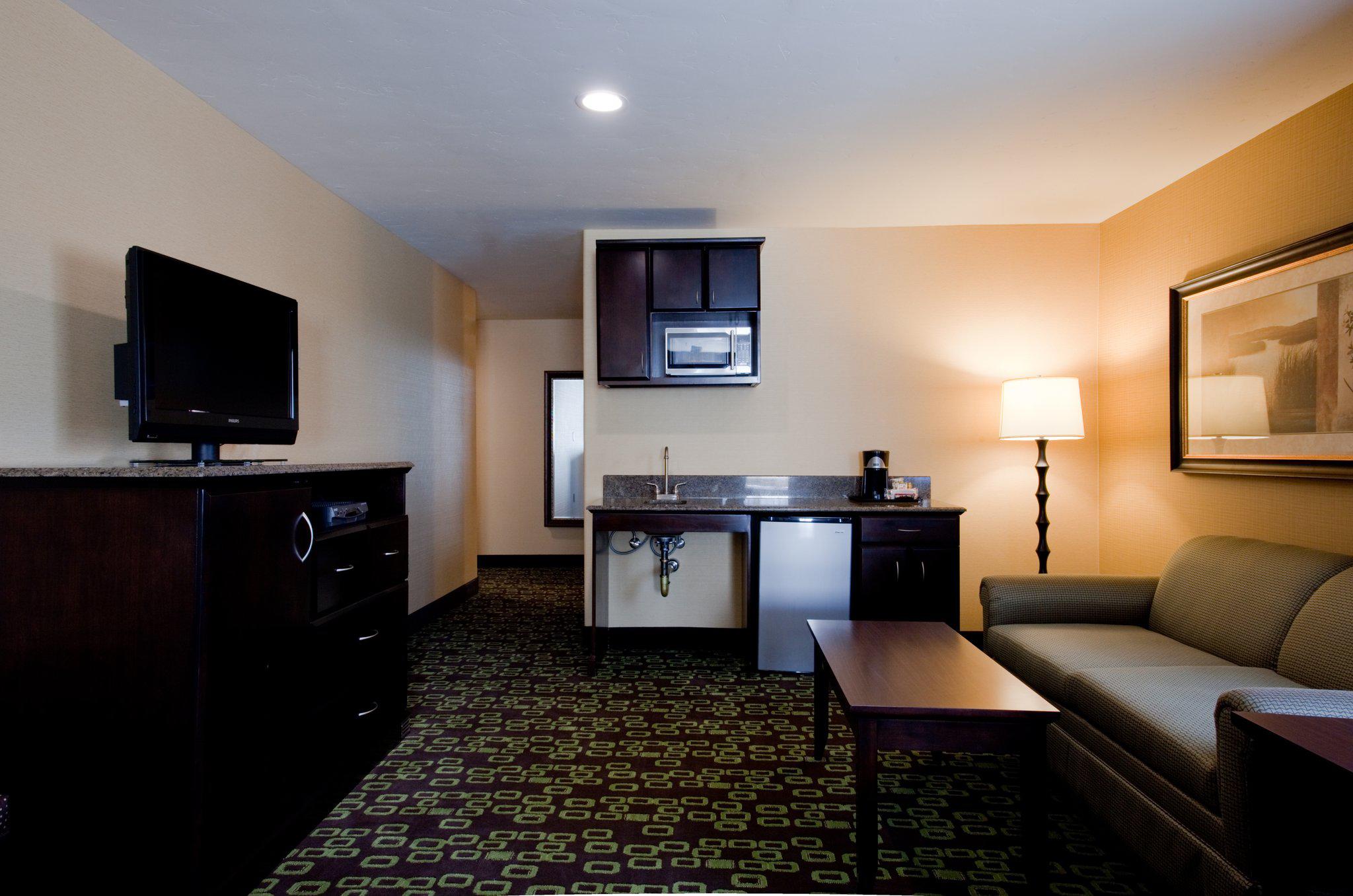 Holiday Inn Express & Suites Woodland Hills Photo