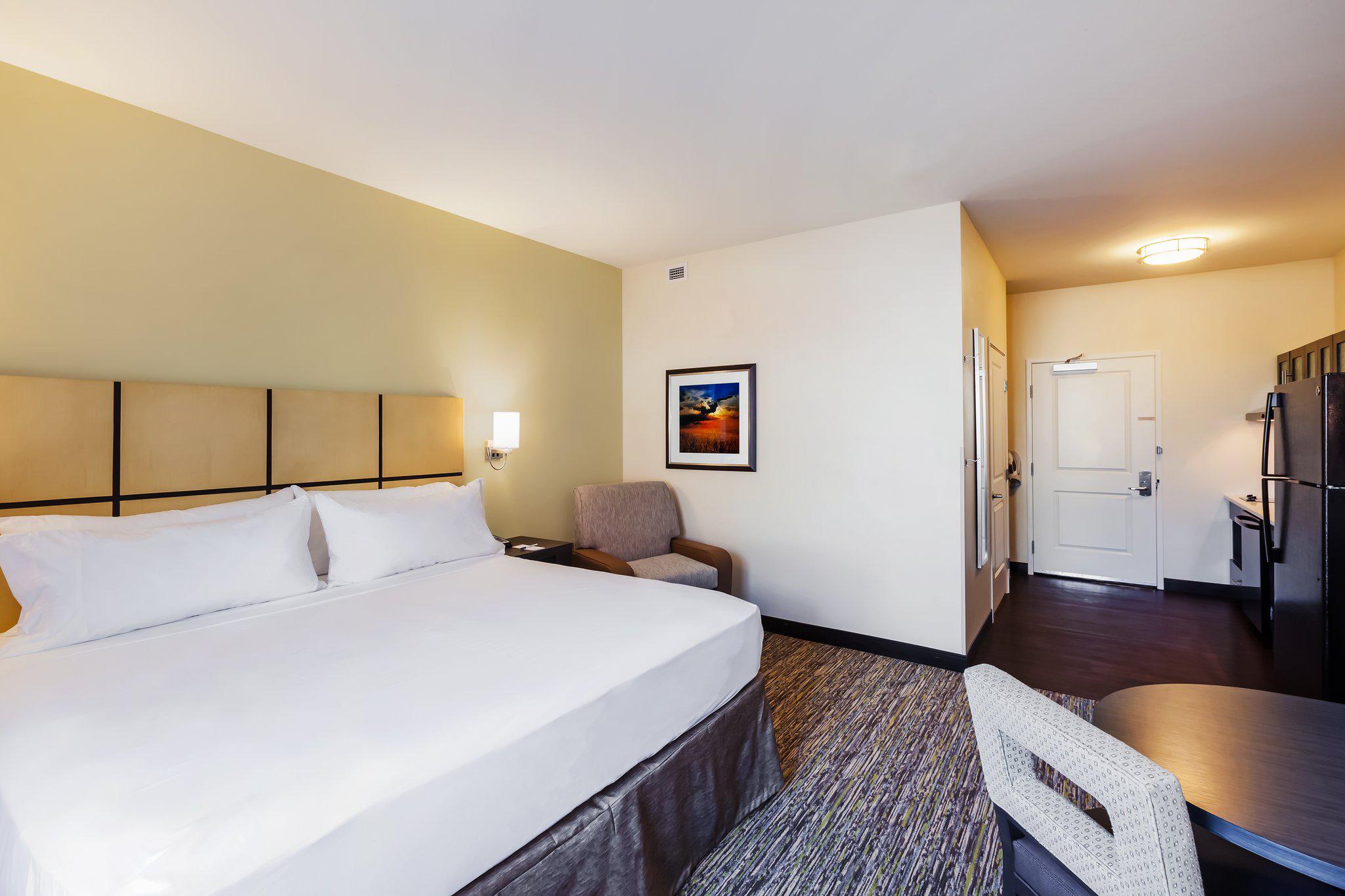 Candlewood Suites Lenexa - Overland Park Area Photo