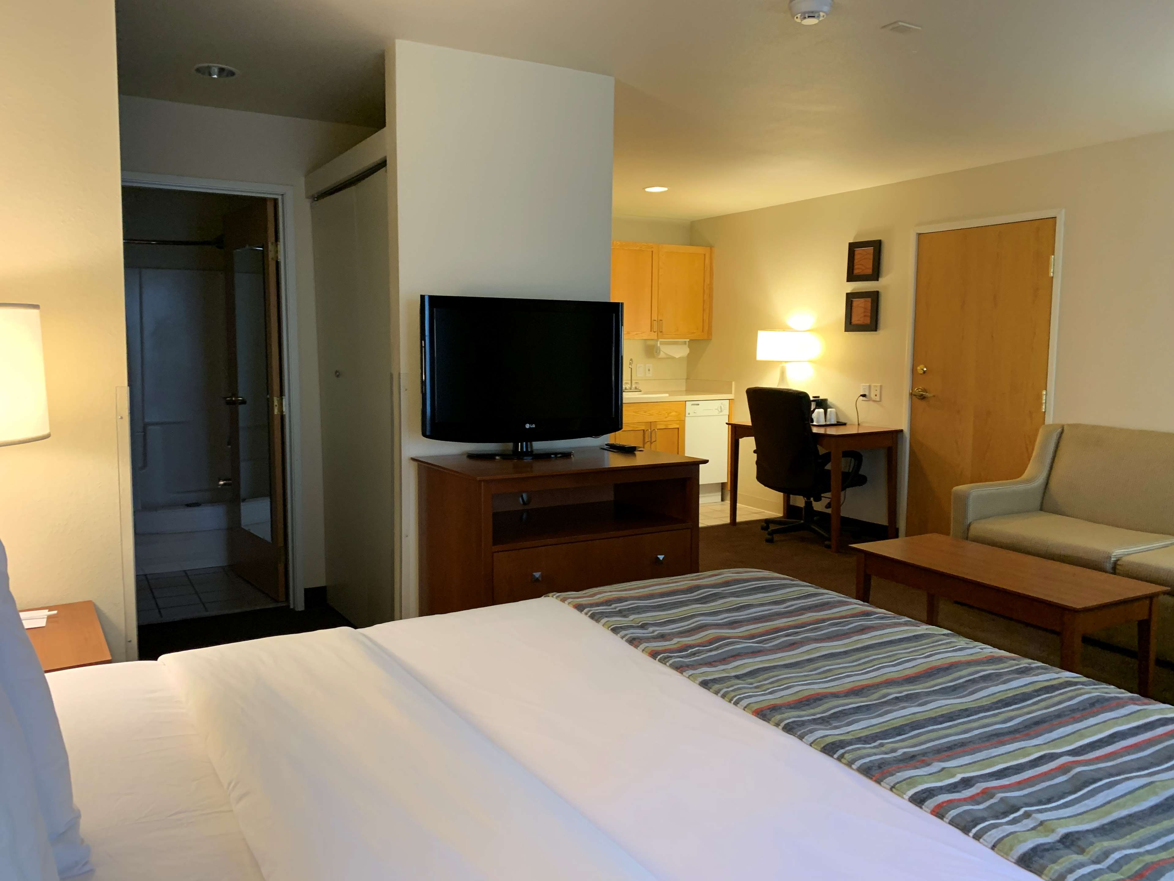Country Inn & Suites by Radisson, Bend, OR Photo
