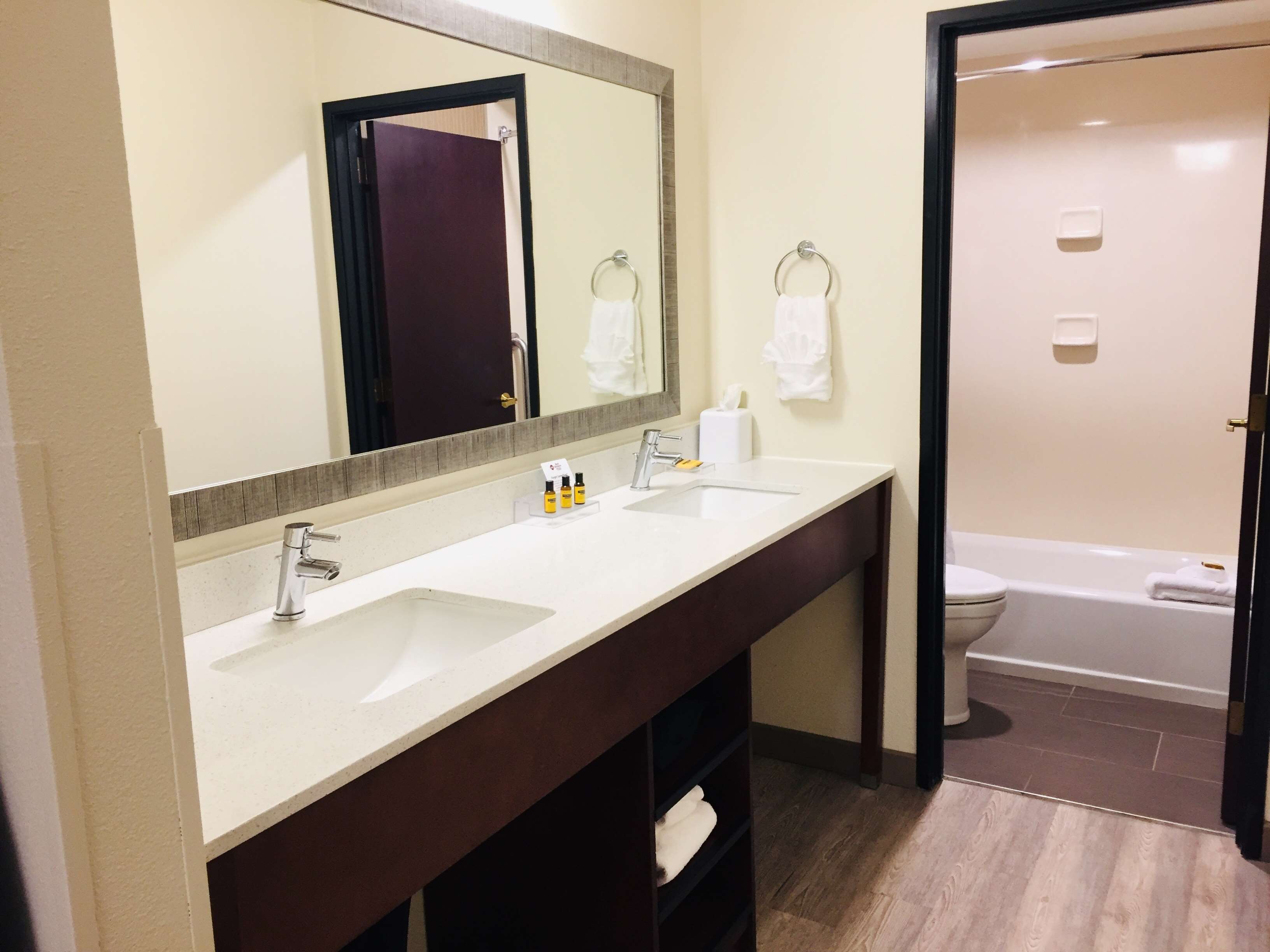 Best Western Plus Portland Airport Hotel & Suites Photo