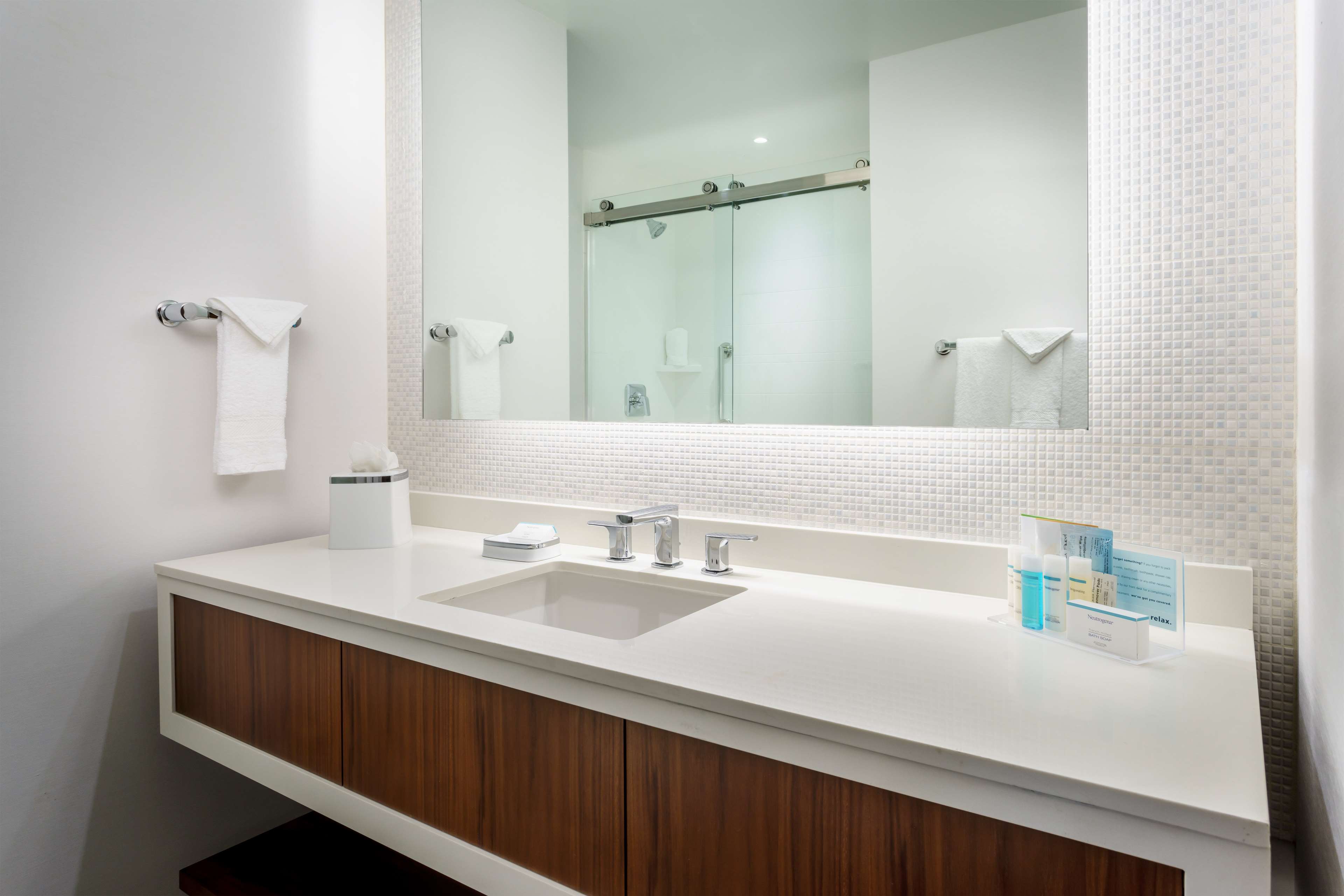 Guest room bath