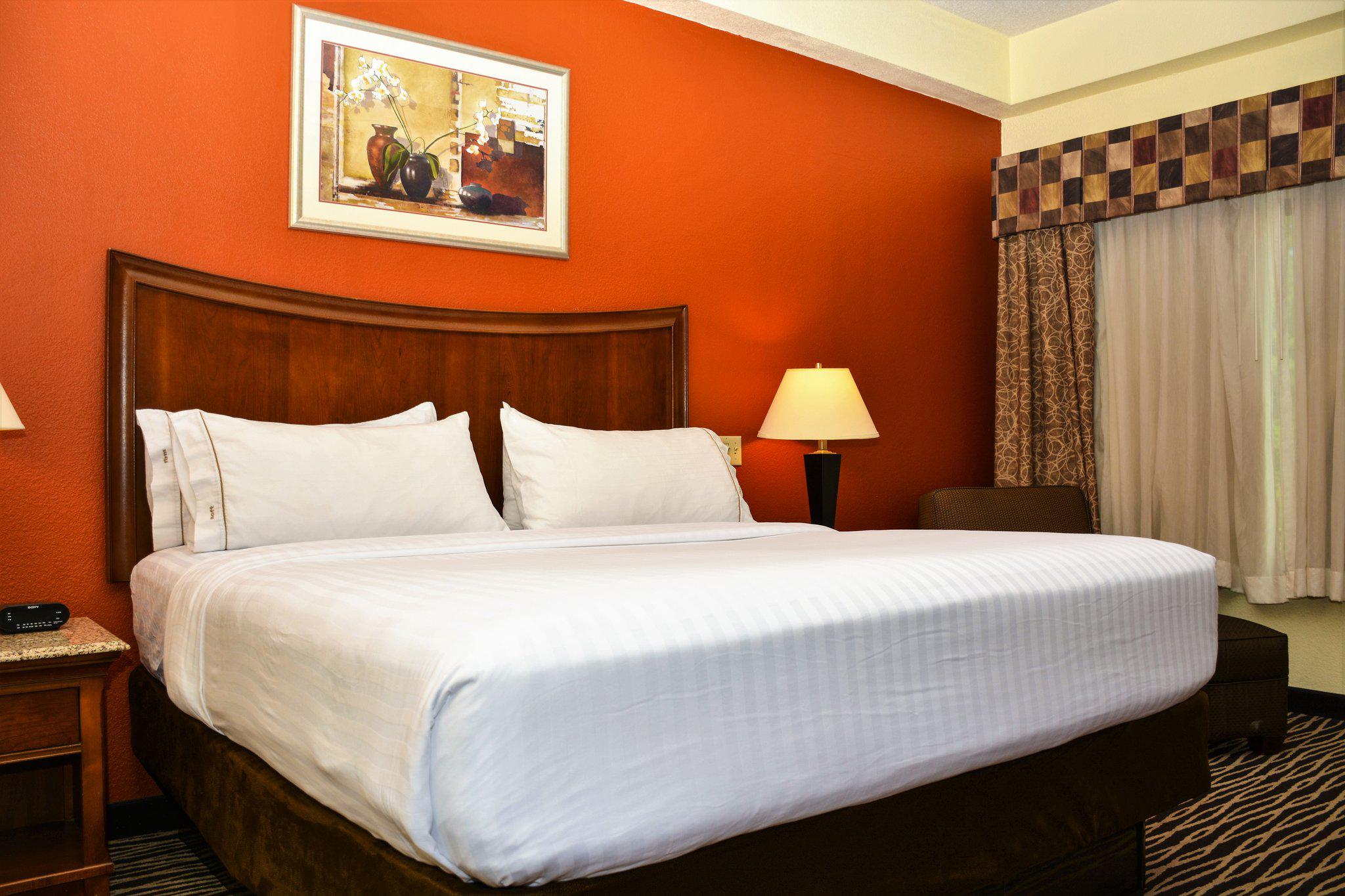 Holiday Inn Express & Suites Fayetteville-Ft. Bragg Photo