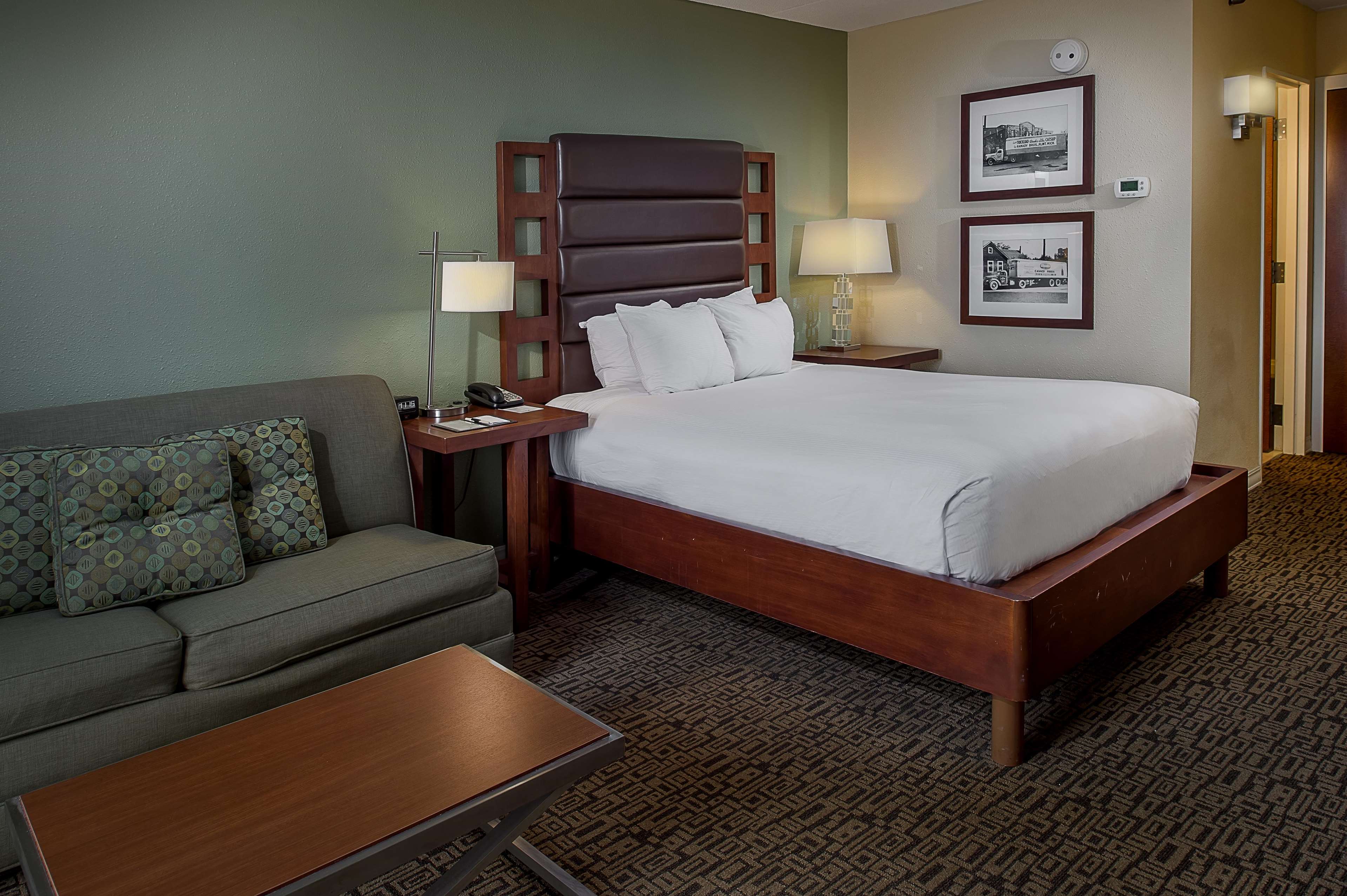 DoubleTree by Hilton Hotel Collinsville - St. Louis Photo