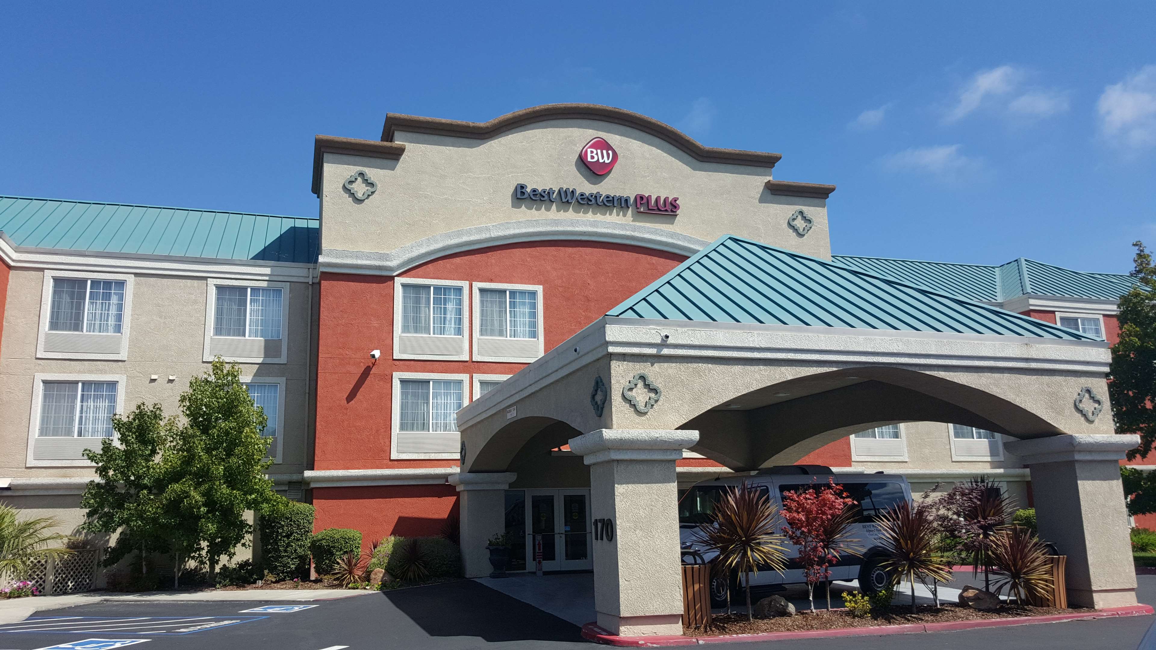 Best Western Plus Airport Inn & Suites Photo