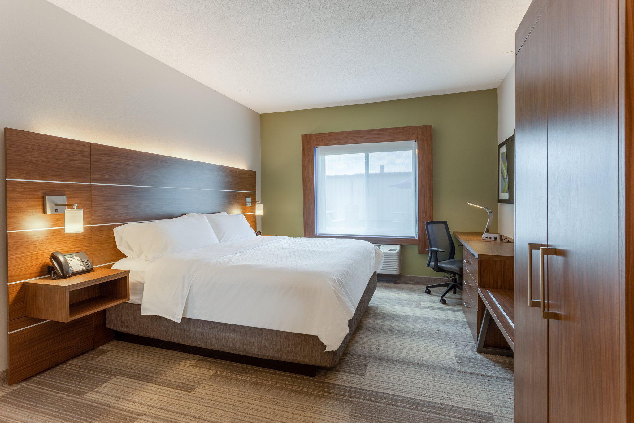 Holiday Inn Express & Suites Burlington Photo